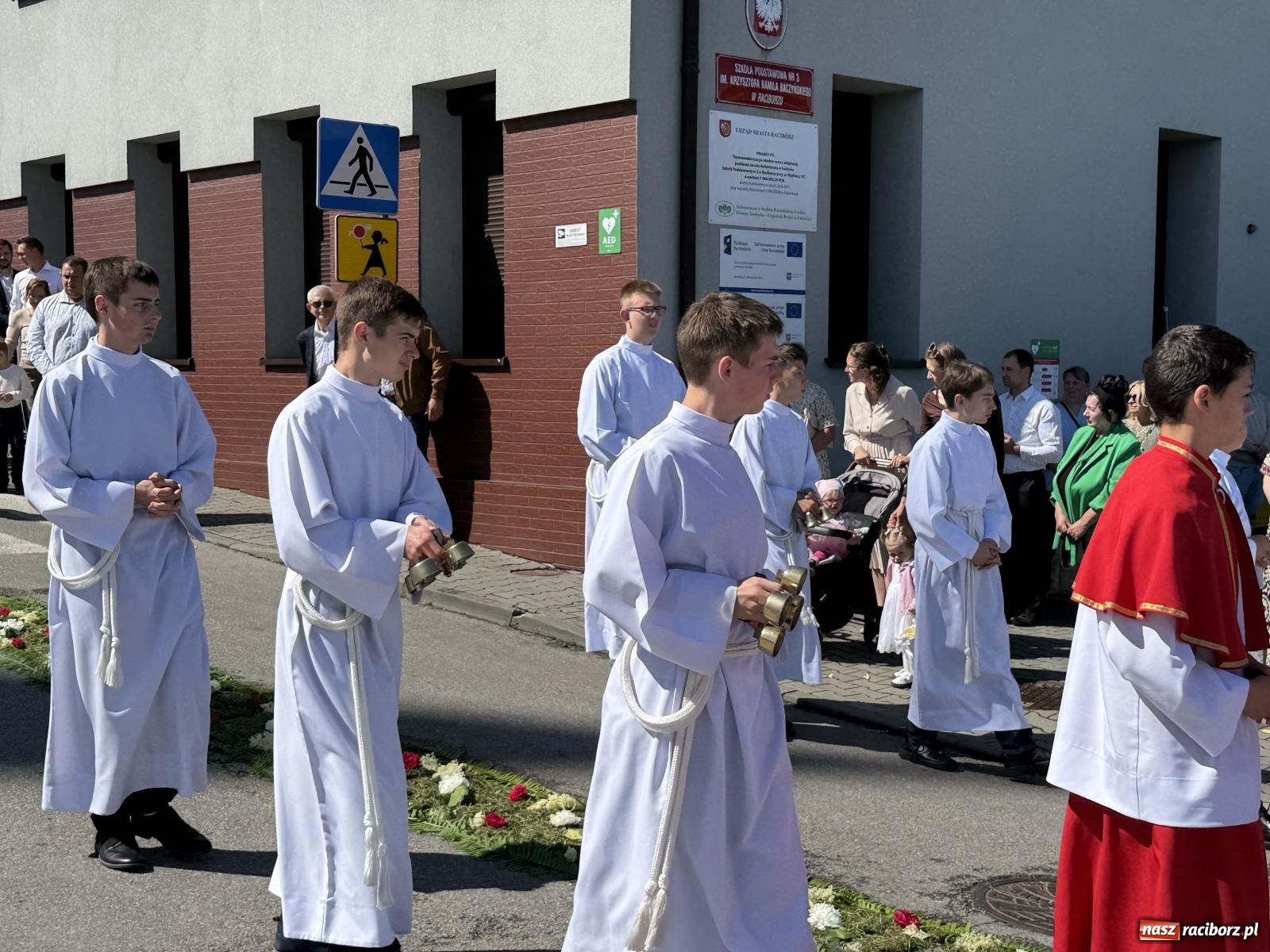 Zdjęcie w galerii na portalu naszraciborz.pl: Tłumy na procesji Bożego Ciała w Brzeziu. Na drodze Najświętszego Sakramentu prawdziwe dzieła sztuki wiadomości z regionu
