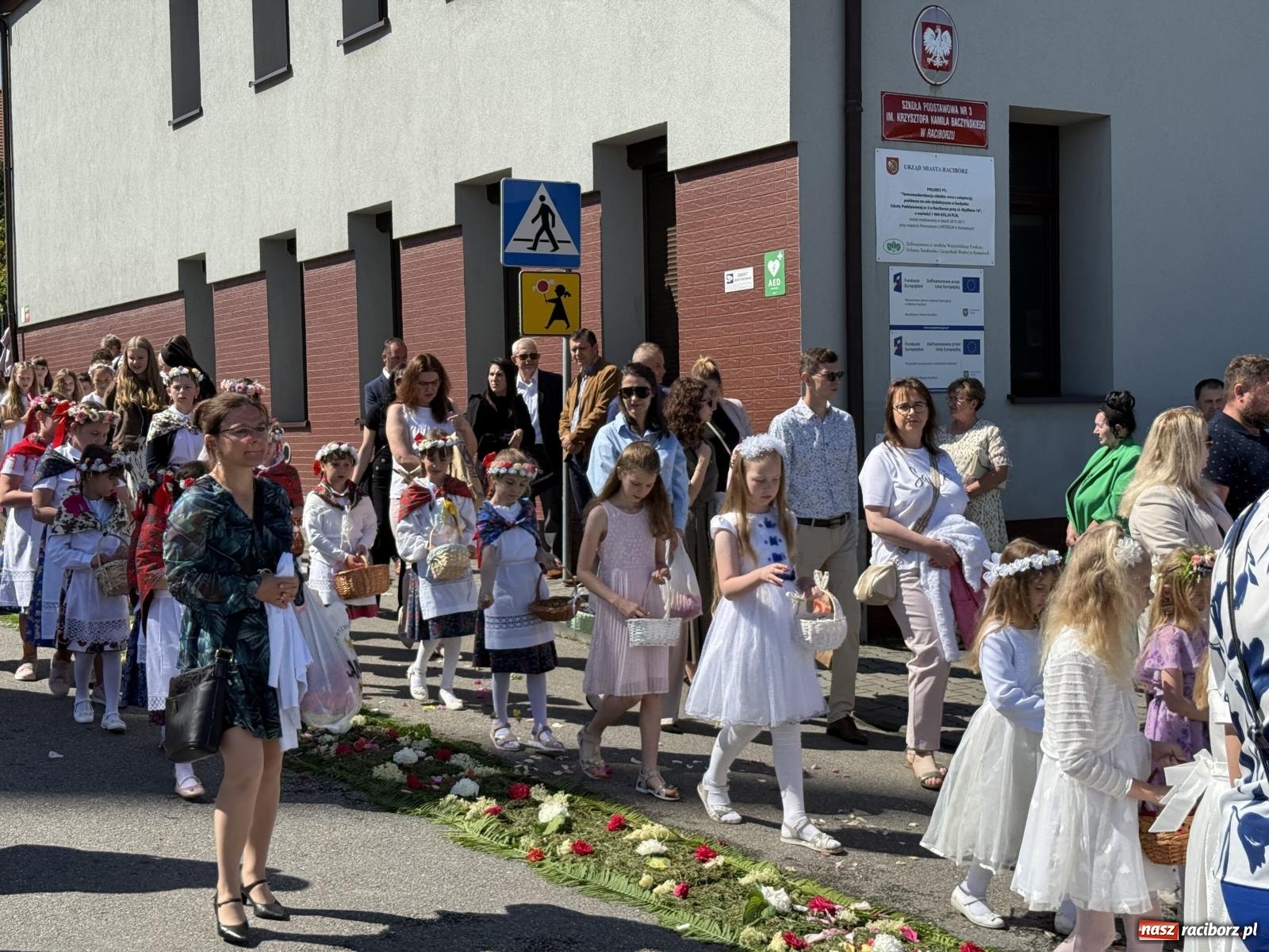 Zdjęcie w galerii na portalu naszraciborz.pl: Tłumy na procesji Bożego Ciała w Brzeziu. Na drodze Najświętszego Sakramentu prawdziwe dzieła sztuki wiadomości z regionu