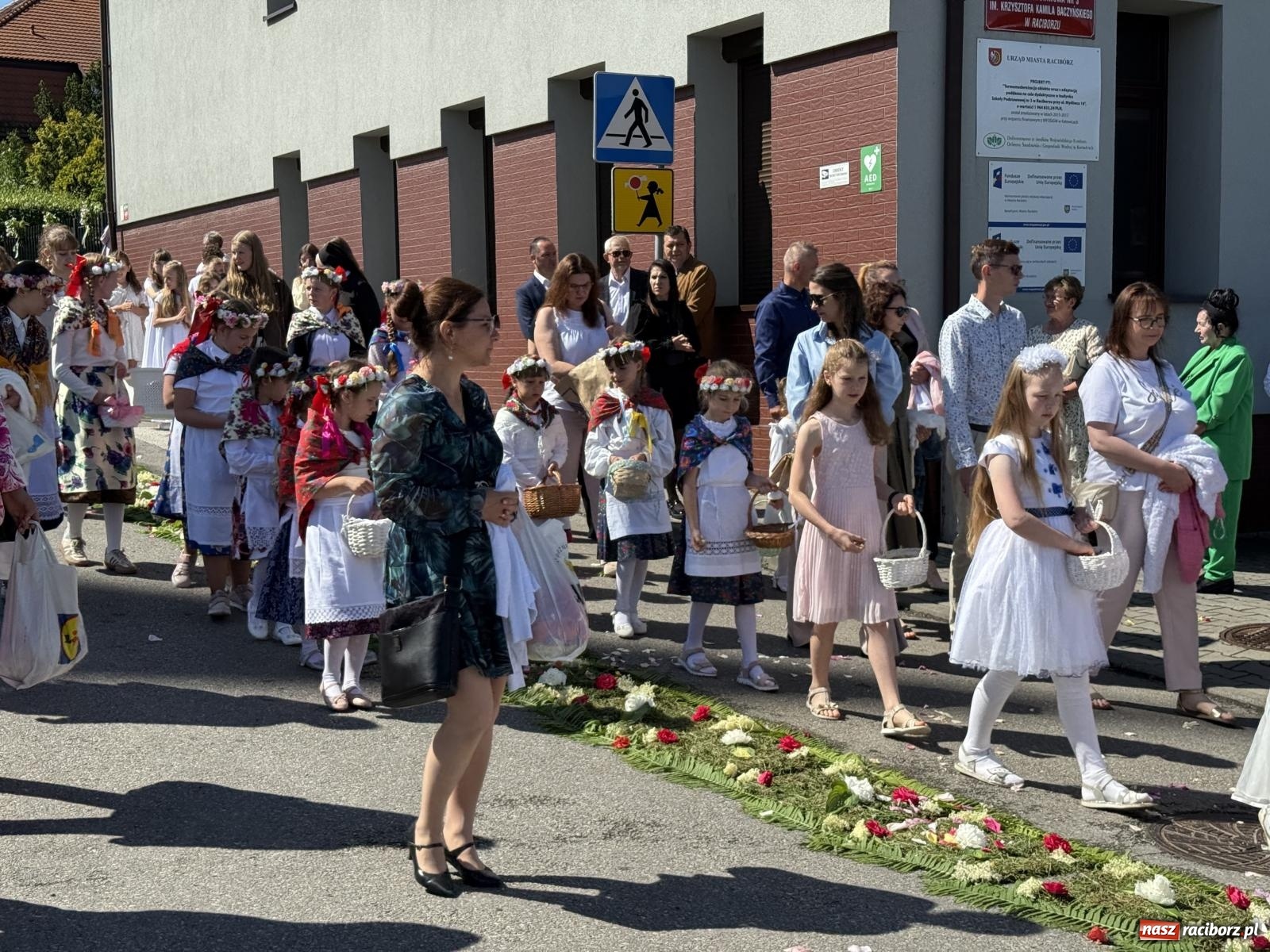 Zdjęcie w galerii na portalu naszraciborz.pl: Tłumy na procesji Bożego Ciała w Brzeziu. Na drodze Najświętszego Sakramentu prawdziwe dzieła sztuki wiadomości z regionu