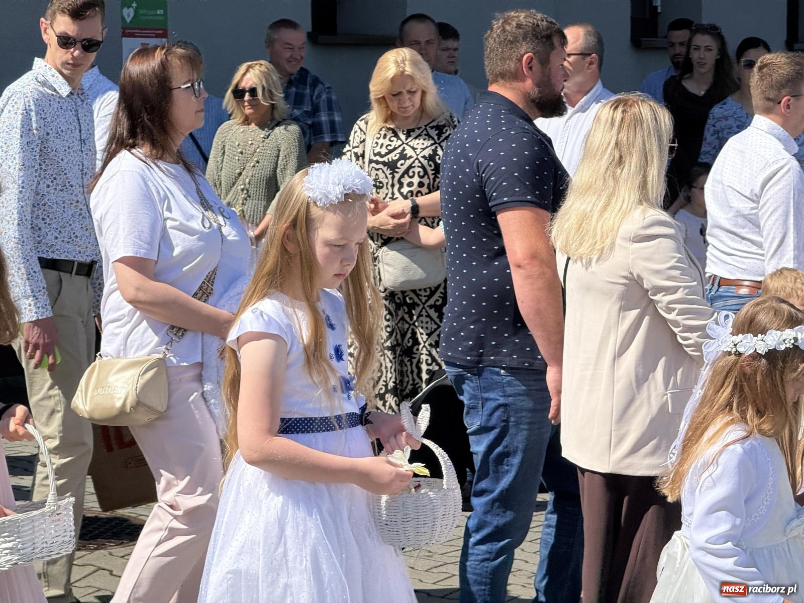 Zdjęcie w galerii na portalu naszraciborz.pl: Tłumy na procesji Bożego Ciała w Brzeziu. Na drodze Najświętszego Sakramentu prawdziwe dzieła sztuki wiadomości z regionu