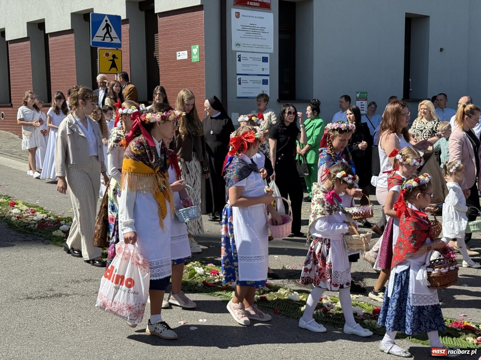 Zdjęcie w galerii na portalu naszraciborz.pl: Tłumy na procesji Bożego Ciała w Brzeziu. Na drodze Najświętszego Sakramentu prawdziwe dzieła sztuki wiadomości z regionu