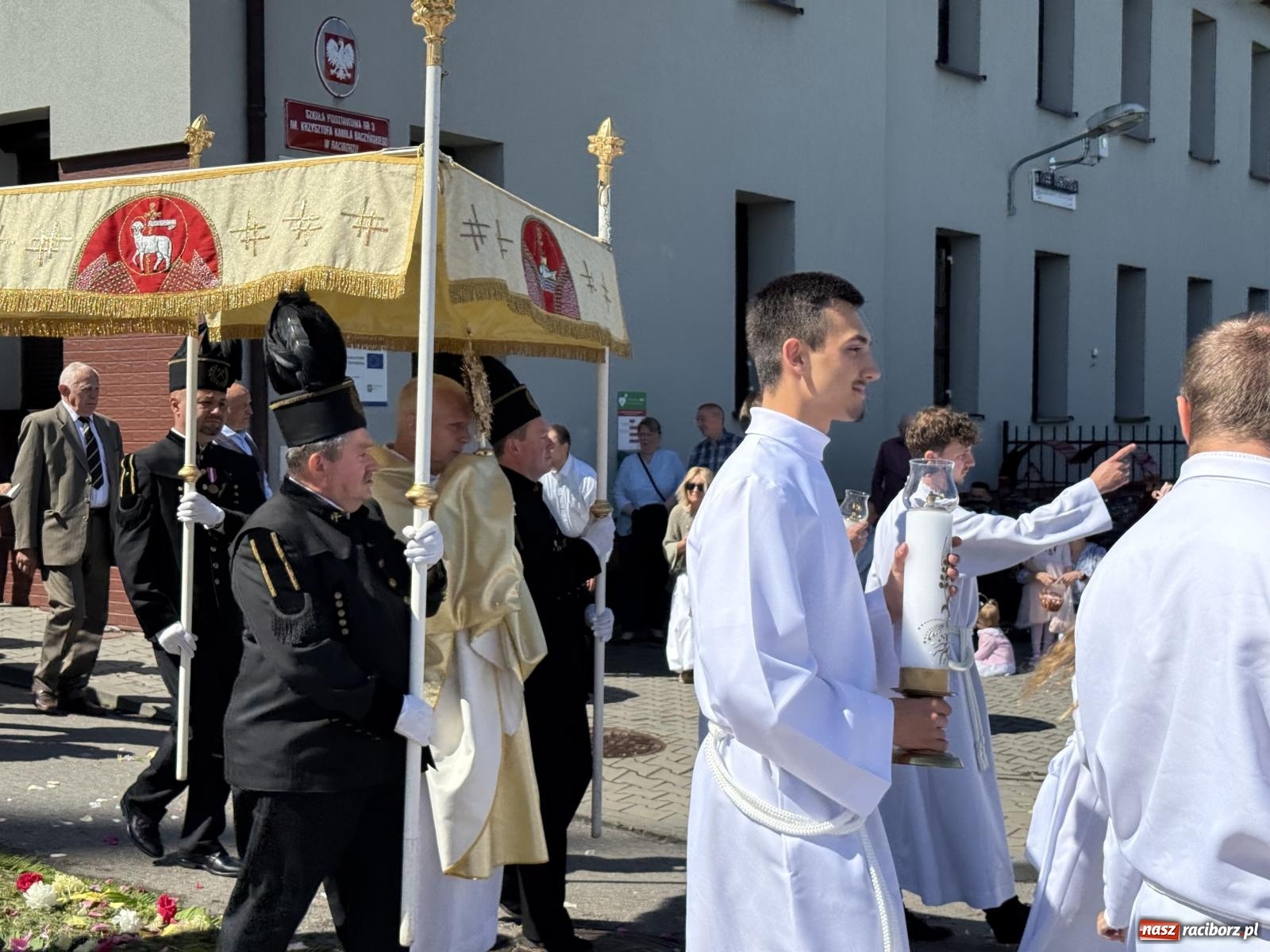 Zdjęcie w galerii na portalu naszraciborz.pl: Tłumy na procesji Bożego Ciała w Brzeziu. Na drodze Najświętszego Sakramentu prawdziwe dzieła sztuki wiadomości z regionu