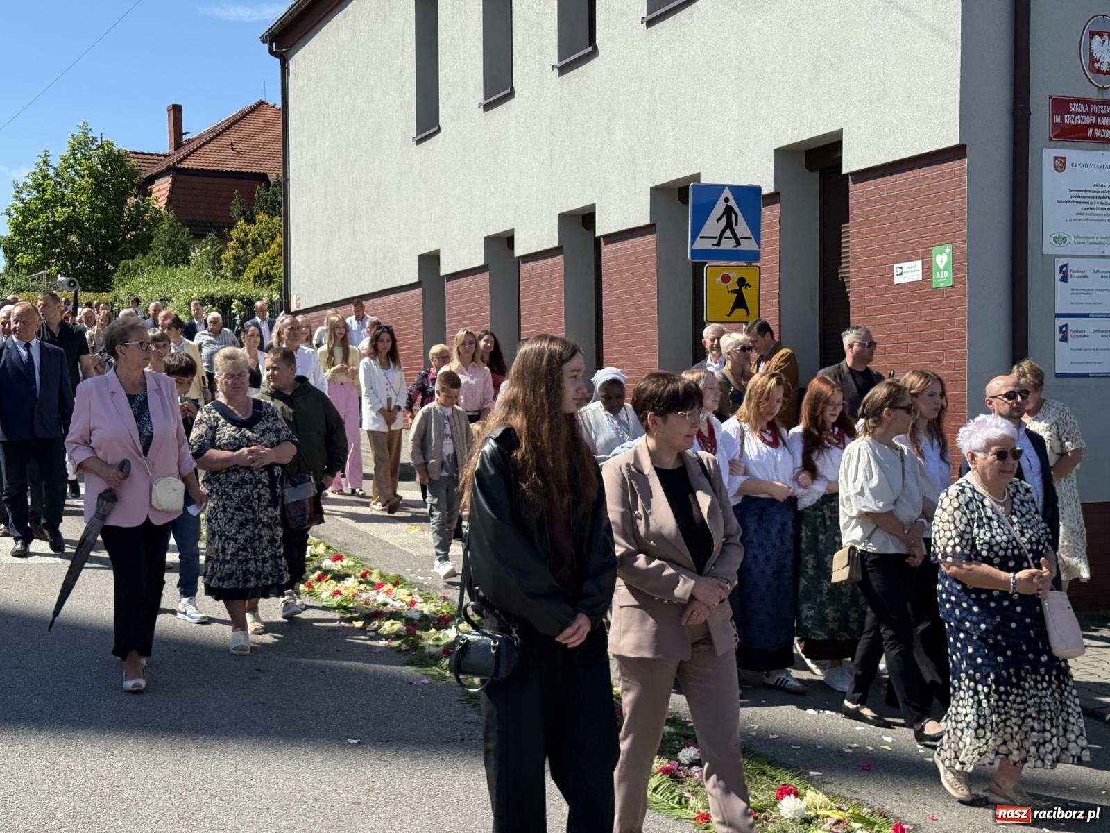 Zdjęcie w galerii na portalu naszraciborz.pl: Tłumy na procesji Bożego Ciała w Brzeziu. Na drodze Najświętszego Sakramentu prawdziwe dzieła sztuki wiadomości z regionu