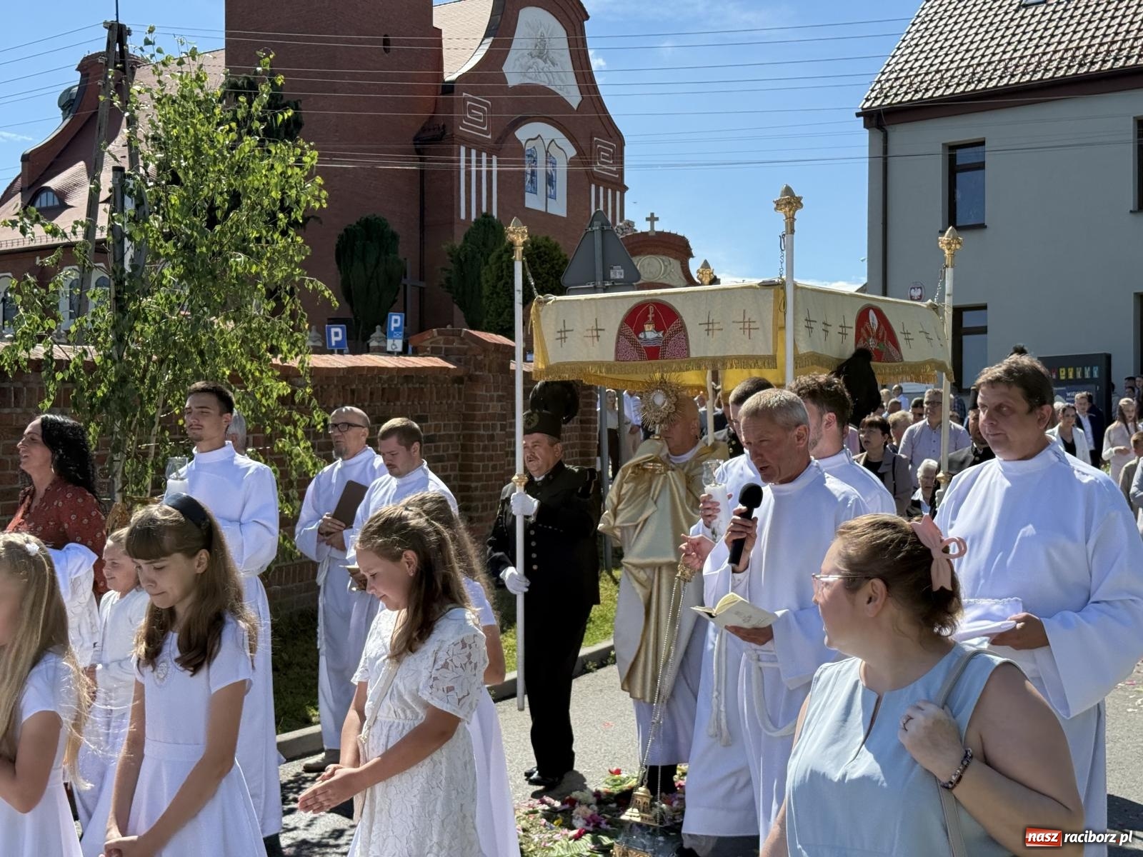 Zdjęcie w galerii na portalu naszraciborz.pl: Tłumy na procesji Bożego Ciała w Brzeziu. Na drodze Najświętszego Sakramentu prawdziwe dzieła sztuki wiadomości z regionu