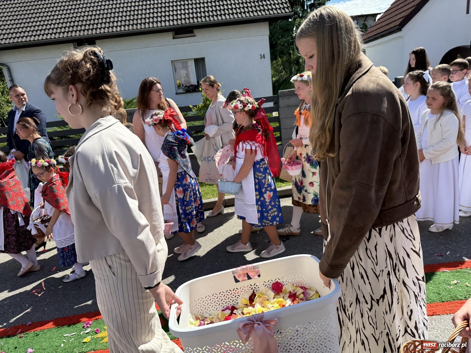 Zdjęcie w galerii na portalu naszraciborz.pl: Tłumy na procesji Bożego Ciała w Brzeziu. Na drodze Najświętszego Sakramentu prawdziwe dzieła sztuki wiadomości z regionu
