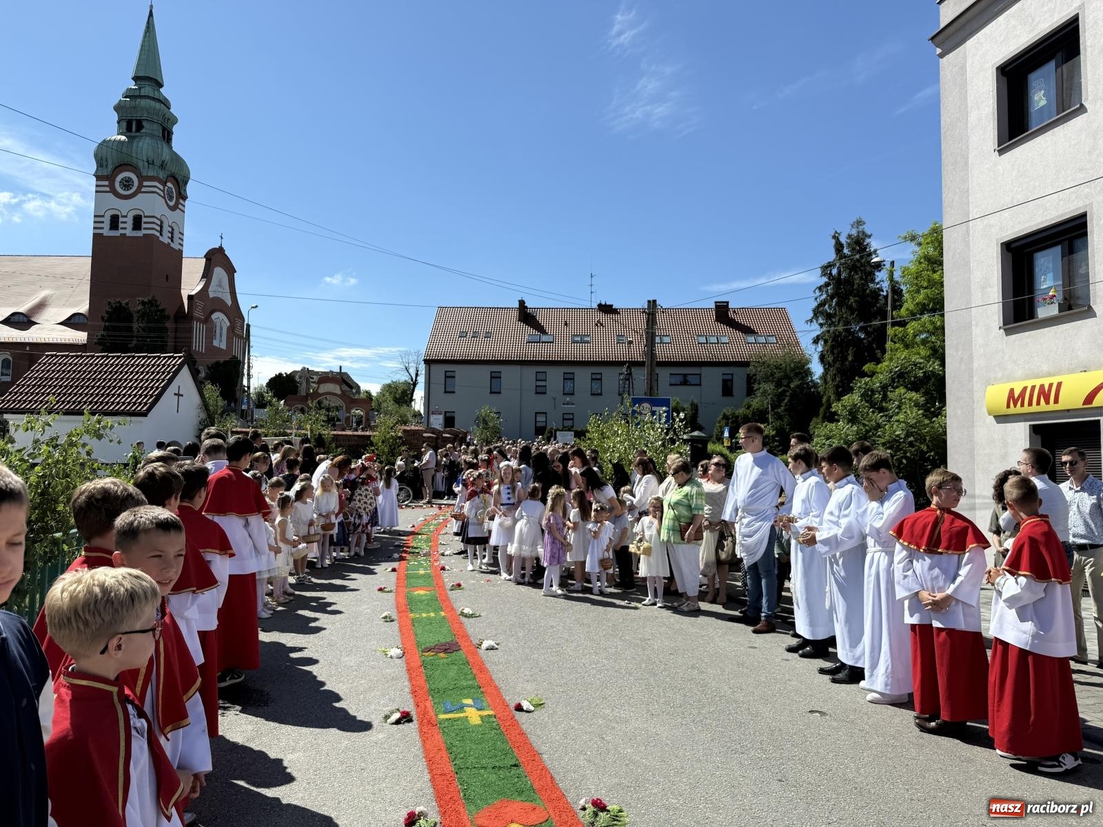 Zdjęcie w galerii na portalu naszraciborz.pl: Tłumy na procesji Bożego Ciała w Brzeziu. Na drodze Najświętszego Sakramentu prawdziwe dzieła sztuki wiadomości z regionu