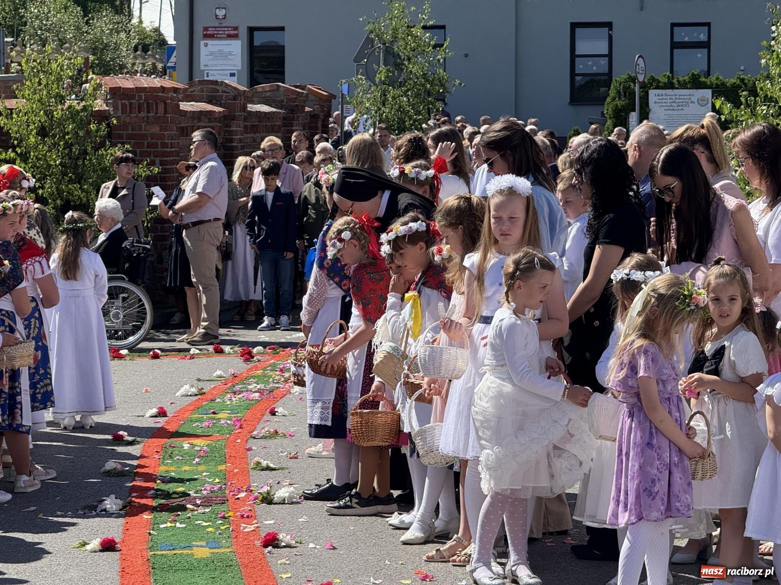 Zdjęcie w galerii na portalu naszraciborz.pl: Tłumy na procesji Bożego Ciała w Brzeziu. Na drodze Najświętszego Sakramentu prawdziwe dzieła sztuki wiadomości z regionu