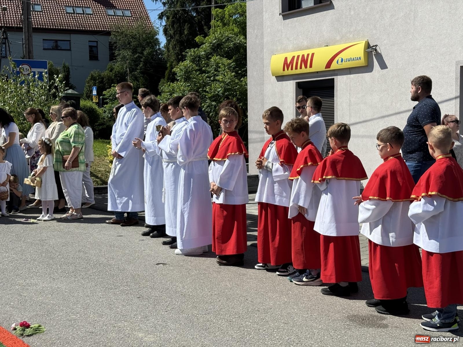 Zdjęcie w galerii na portalu naszraciborz.pl: Tłumy na procesji Bożego Ciała w Brzeziu. Na drodze Najświętszego Sakramentu prawdziwe dzieła sztuki wiadomości z regionu
