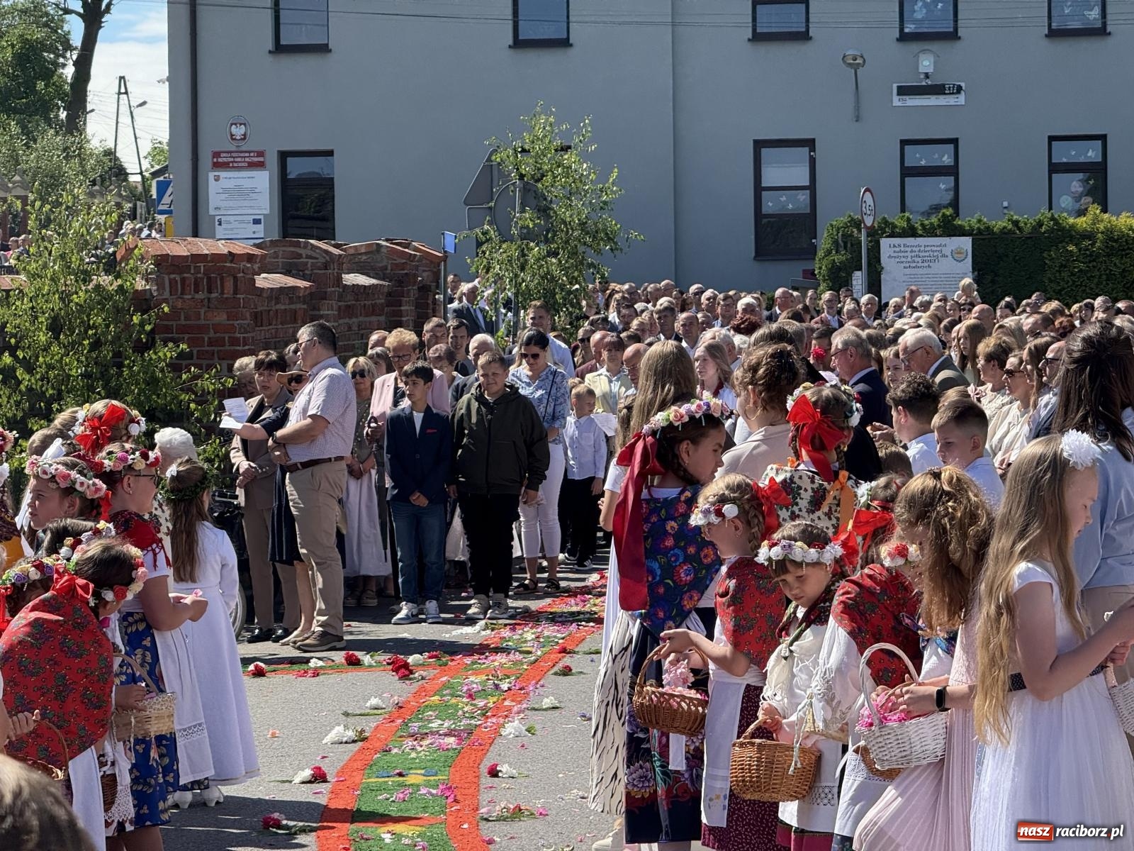 Zdjęcie w galerii na portalu naszraciborz.pl: Tłumy na procesji Bożego Ciała w Brzeziu. Na drodze Najświętszego Sakramentu prawdziwe dzieła sztuki wiadomości z regionu