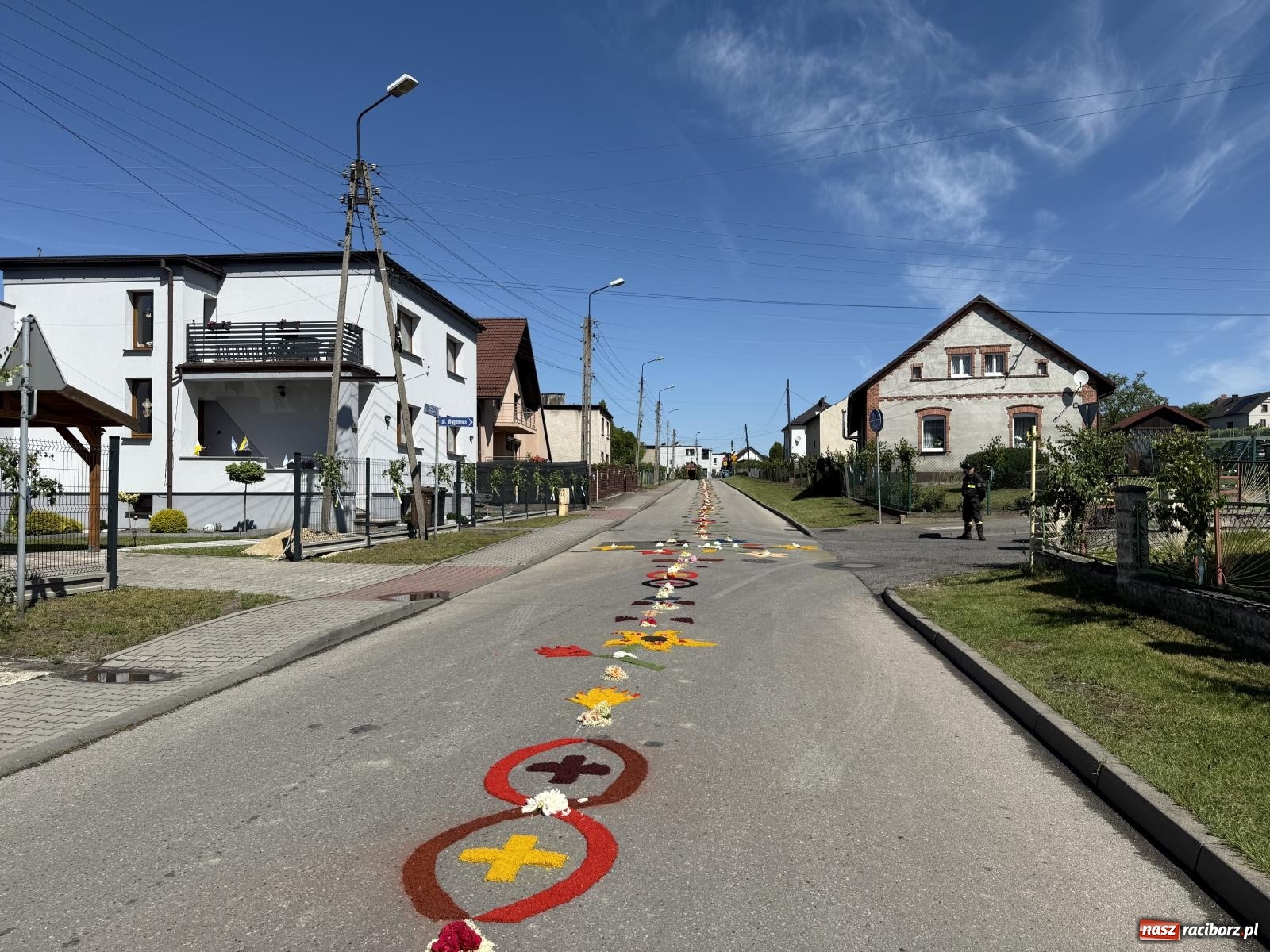 Zdjęcie w galerii na portalu naszraciborz.pl: Tłumy na procesji Bożego Ciała w Brzeziu. Na drodze Najświętszego Sakramentu prawdziwe dzieła sztuki wiadomości z regionu