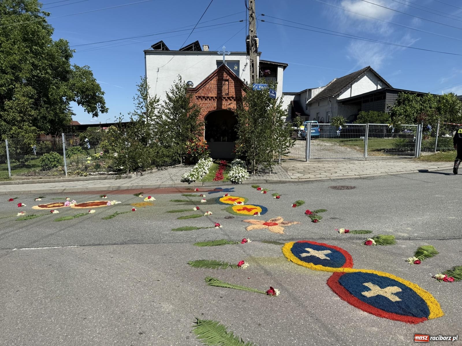 Zdjęcie w galerii na portalu naszraciborz.pl: Tłumy na procesji Bożego Ciała w Brzeziu. Na drodze Najświętszego Sakramentu prawdziwe dzieła sztuki wiadomości z regionu