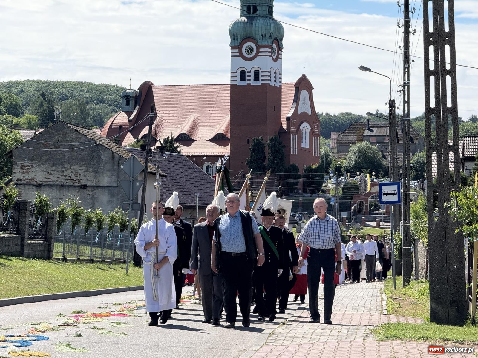 Zdjęcie w galerii na portalu naszraciborz.pl: Tłumy na procesji Bożego Ciała w Brzeziu. Na drodze Najświętszego Sakramentu prawdziwe dzieła sztuki wiadomości z regionu
