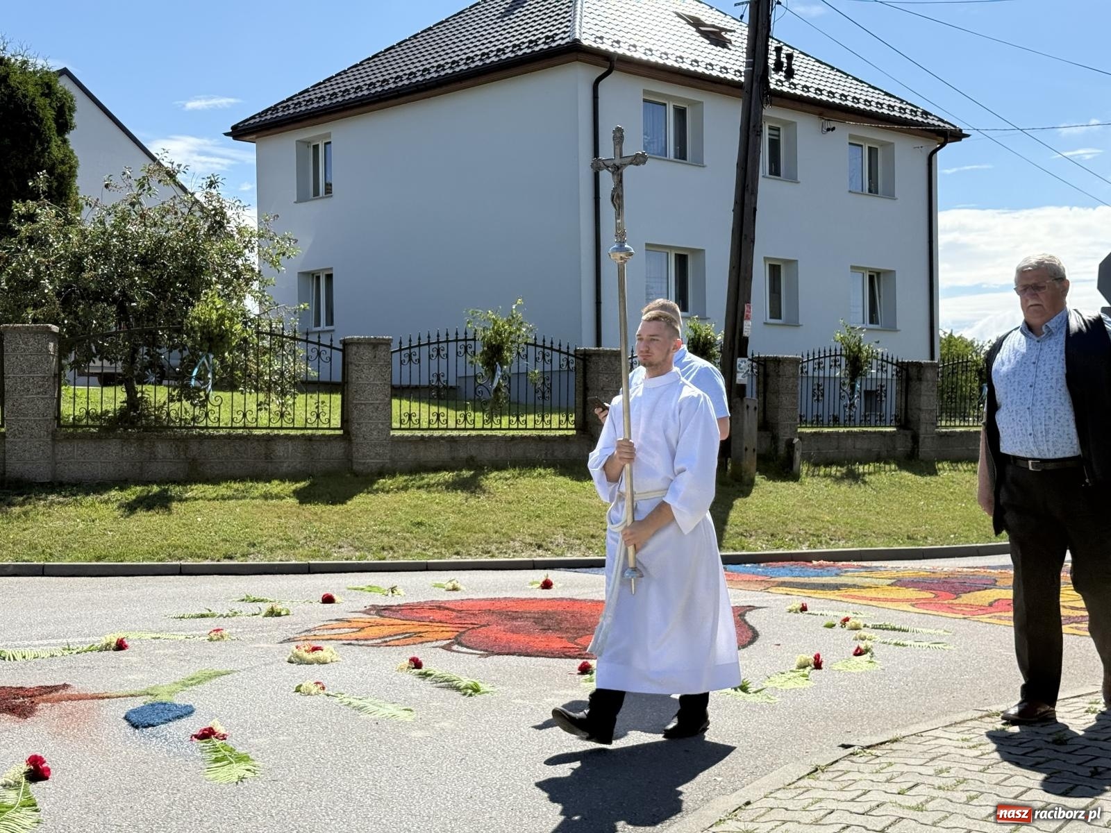 Zdjęcie w galerii na portalu naszraciborz.pl: Tłumy na procesji Bożego Ciała w Brzeziu. Na drodze Najświętszego Sakramentu prawdziwe dzieła sztuki wiadomości z regionu