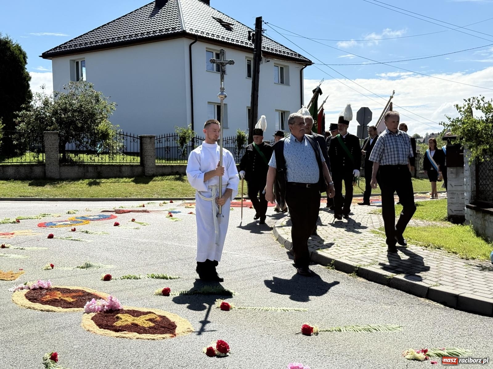 Zdjęcie w galerii na portalu naszraciborz.pl: Tłumy na procesji Bożego Ciała w Brzeziu. Na drodze Najświętszego Sakramentu prawdziwe dzieła sztuki wiadomości z regionu