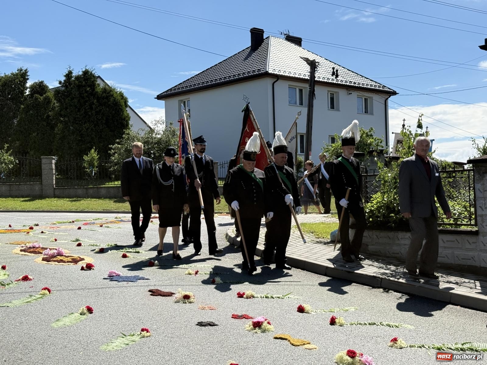 Zdjęcie w galerii na portalu naszraciborz.pl: Tłumy na procesji Bożego Ciała w Brzeziu. Na drodze Najświętszego Sakramentu prawdziwe dzieła sztuki wiadomości z regionu