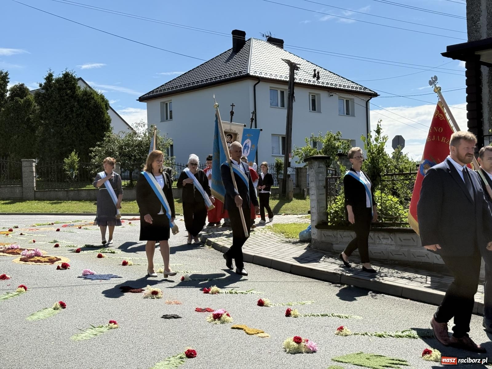 Zdjęcie w galerii na portalu naszraciborz.pl: Tłumy na procesji Bożego Ciała w Brzeziu. Na drodze Najświętszego Sakramentu prawdziwe dzieła sztuki wiadomości z regionu
