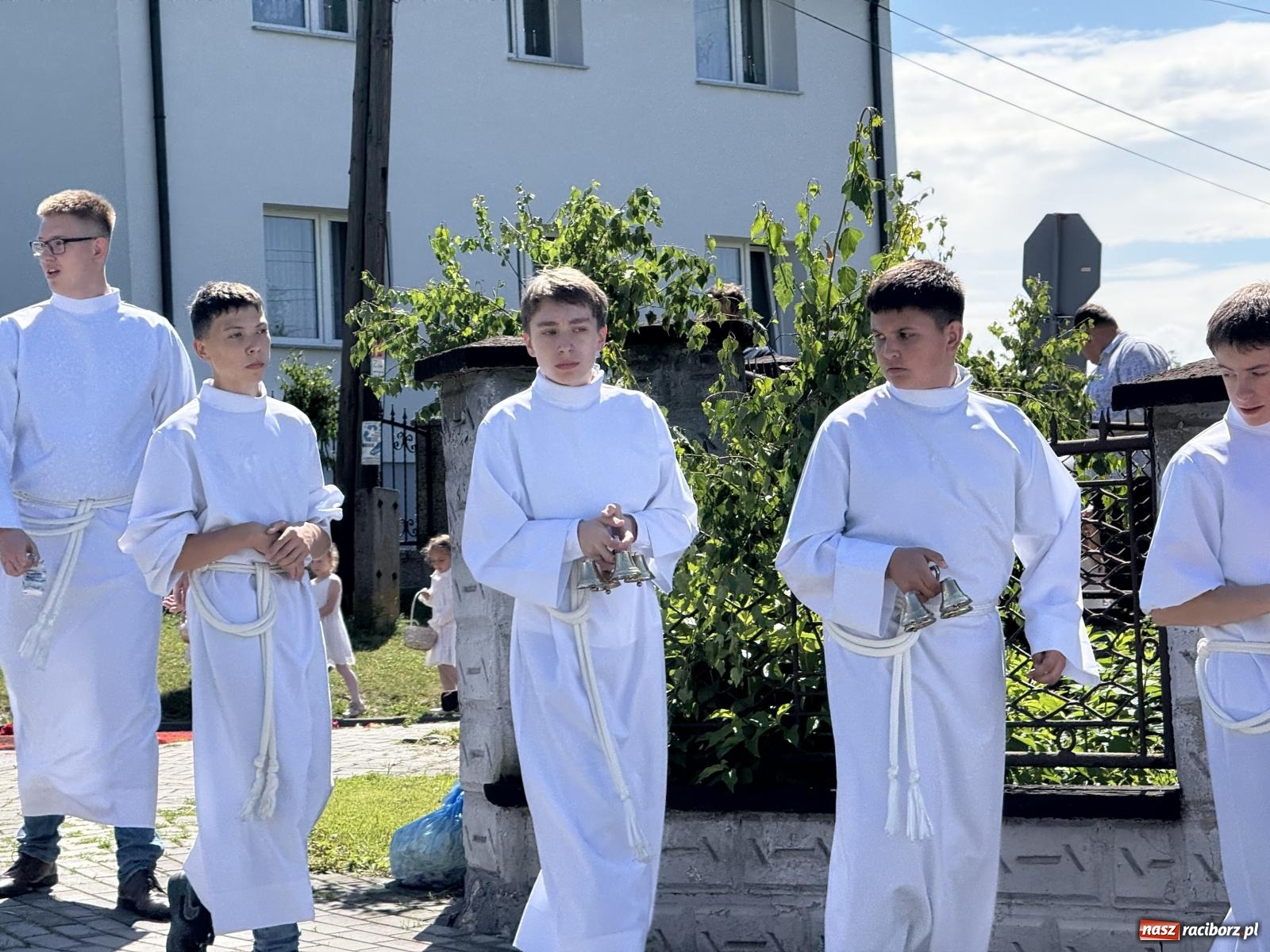 Zdjęcie w galerii na portalu naszraciborz.pl: Tłumy na procesji Bożego Ciała w Brzeziu. Na drodze Najświętszego Sakramentu prawdziwe dzieła sztuki wiadomości z regionu