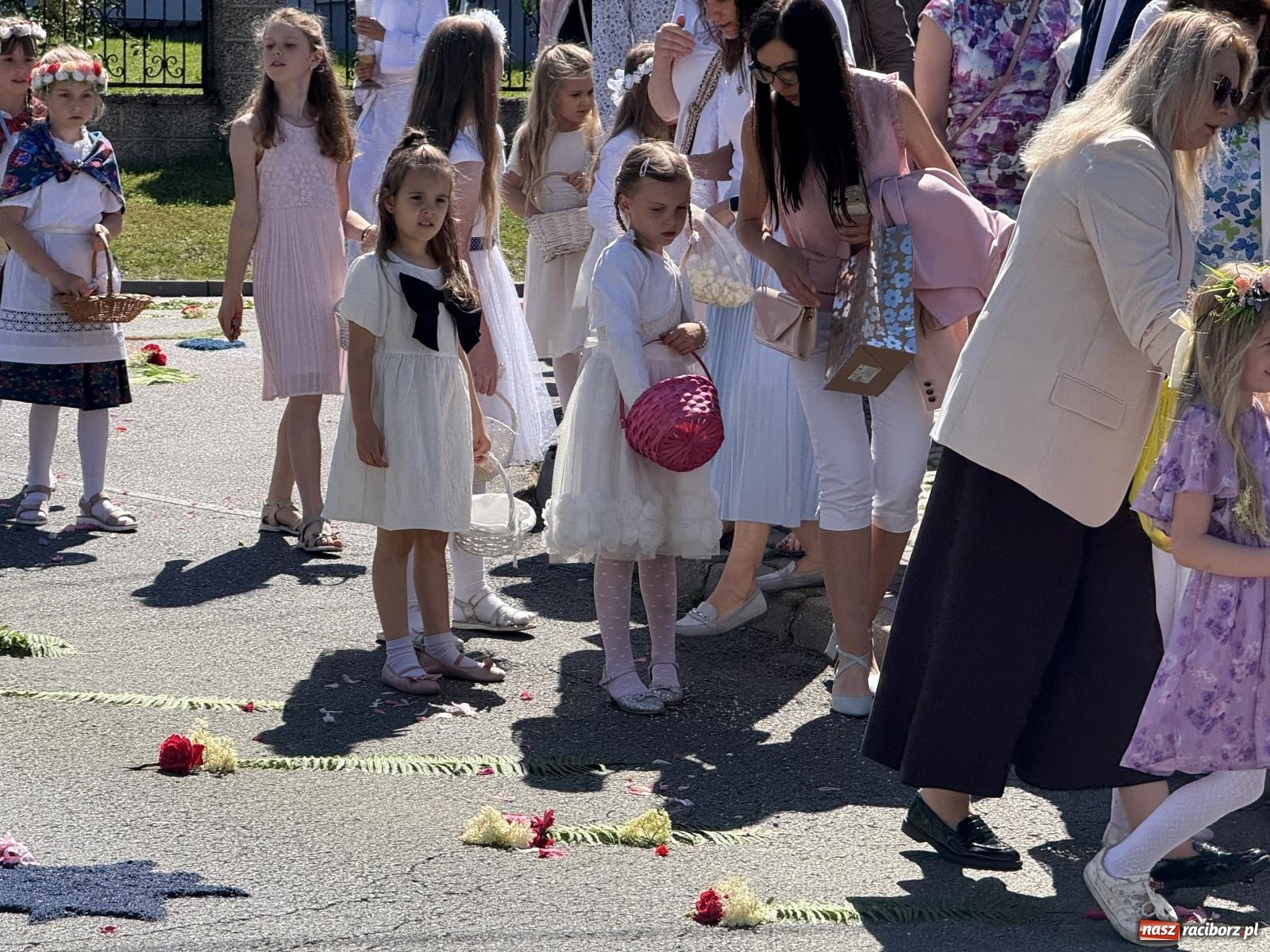 Zdjęcie w galerii na portalu naszraciborz.pl: Tłumy na procesji Bożego Ciała w Brzeziu. Na drodze Najświętszego Sakramentu prawdziwe dzieła sztuki wiadomości z regionu