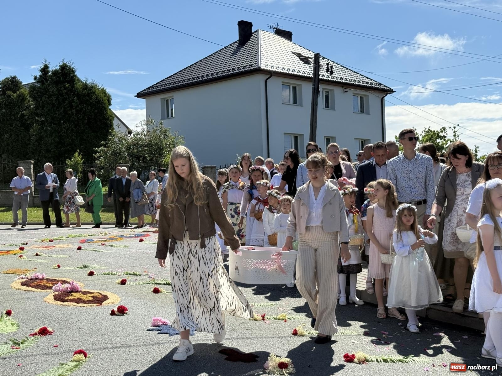 Zdjęcie w galerii na portalu naszraciborz.pl: Tłumy na procesji Bożego Ciała w Brzeziu. Na drodze Najświętszego Sakramentu prawdziwe dzieła sztuki wiadomości z regionu