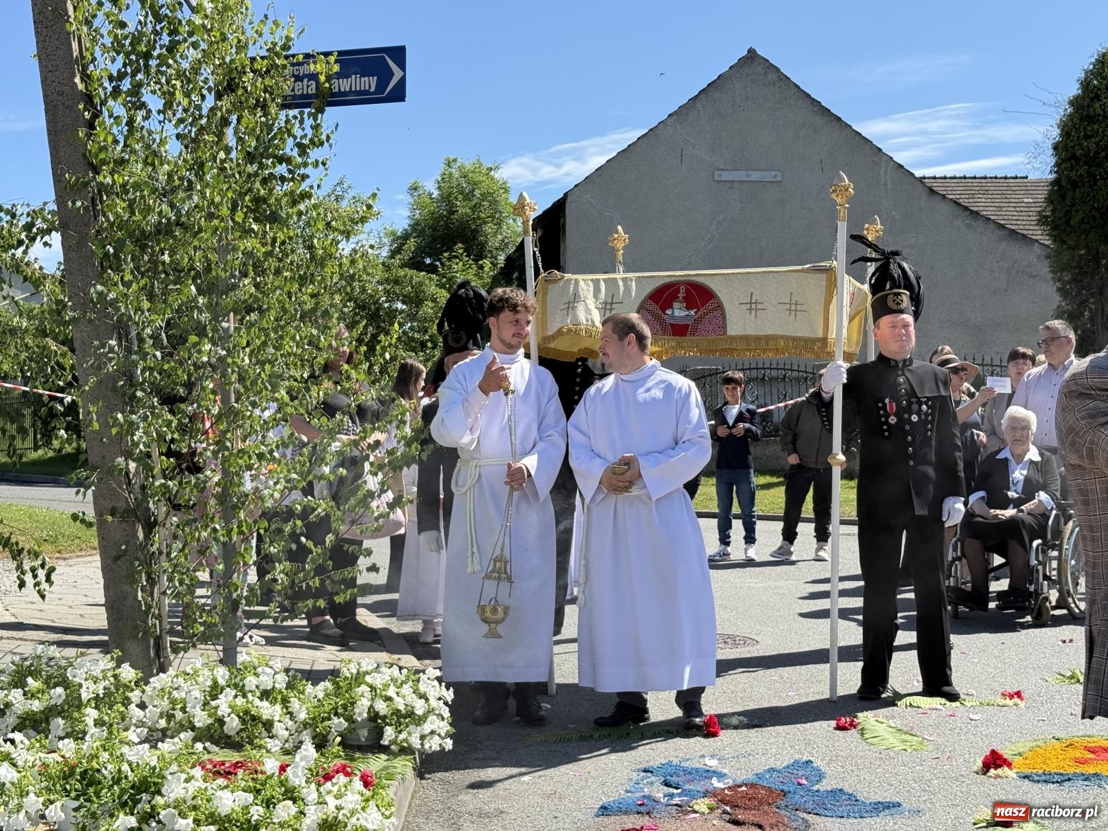 Zdjęcie w galerii na portalu naszraciborz.pl: Tłumy na procesji Bożego Ciała w Brzeziu. Na drodze Najświętszego Sakramentu prawdziwe dzieła sztuki wiadomości z regionu