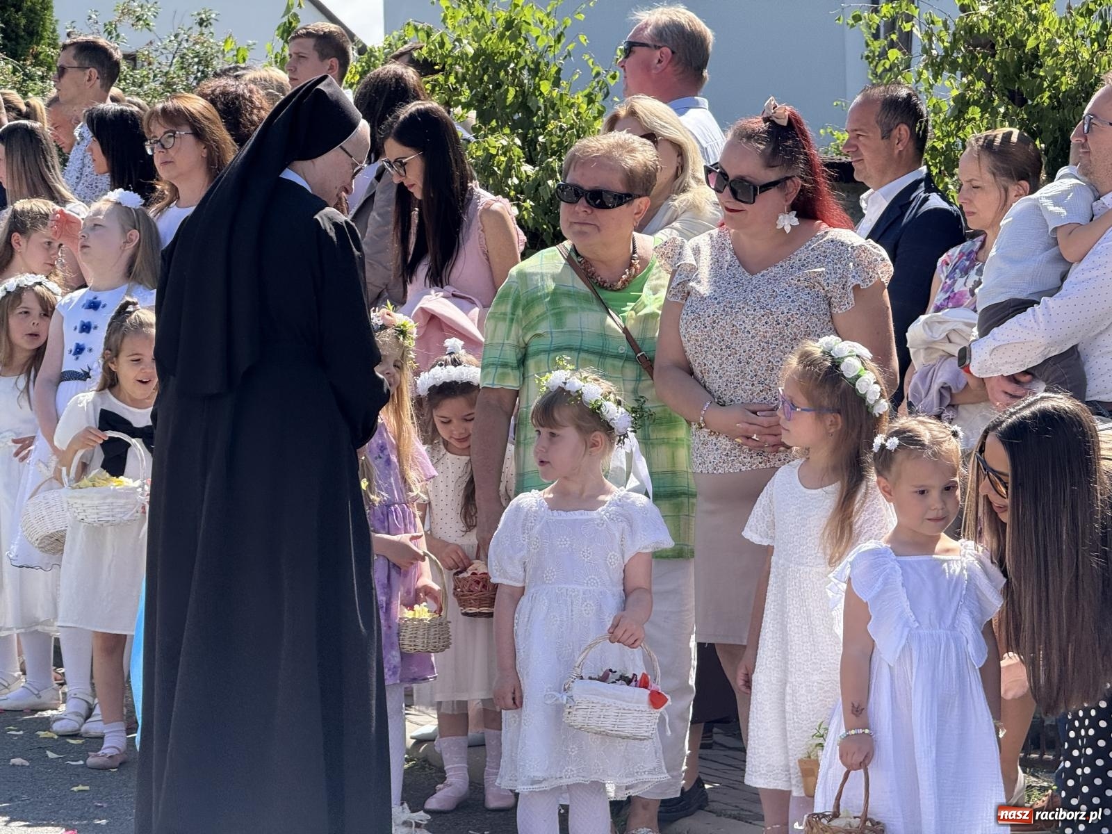 Zdjęcie w galerii na portalu naszraciborz.pl: Tłumy na procesji Bożego Ciała w Brzeziu. Na drodze Najświętszego Sakramentu prawdziwe dzieła sztuki wiadomości z regionu