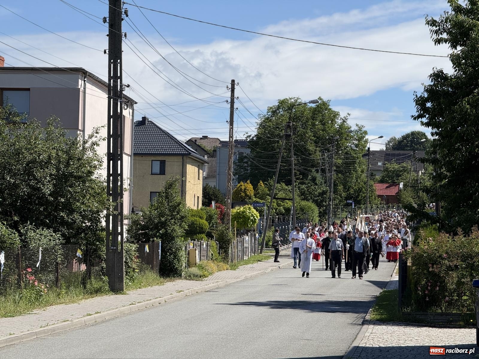 Zdjęcie w galerii na portalu naszraciborz.pl: Tłumy na procesji Bożego Ciała w Brzeziu. Na drodze Najświętszego Sakramentu prawdziwe dzieła sztuki wiadomości z regionu