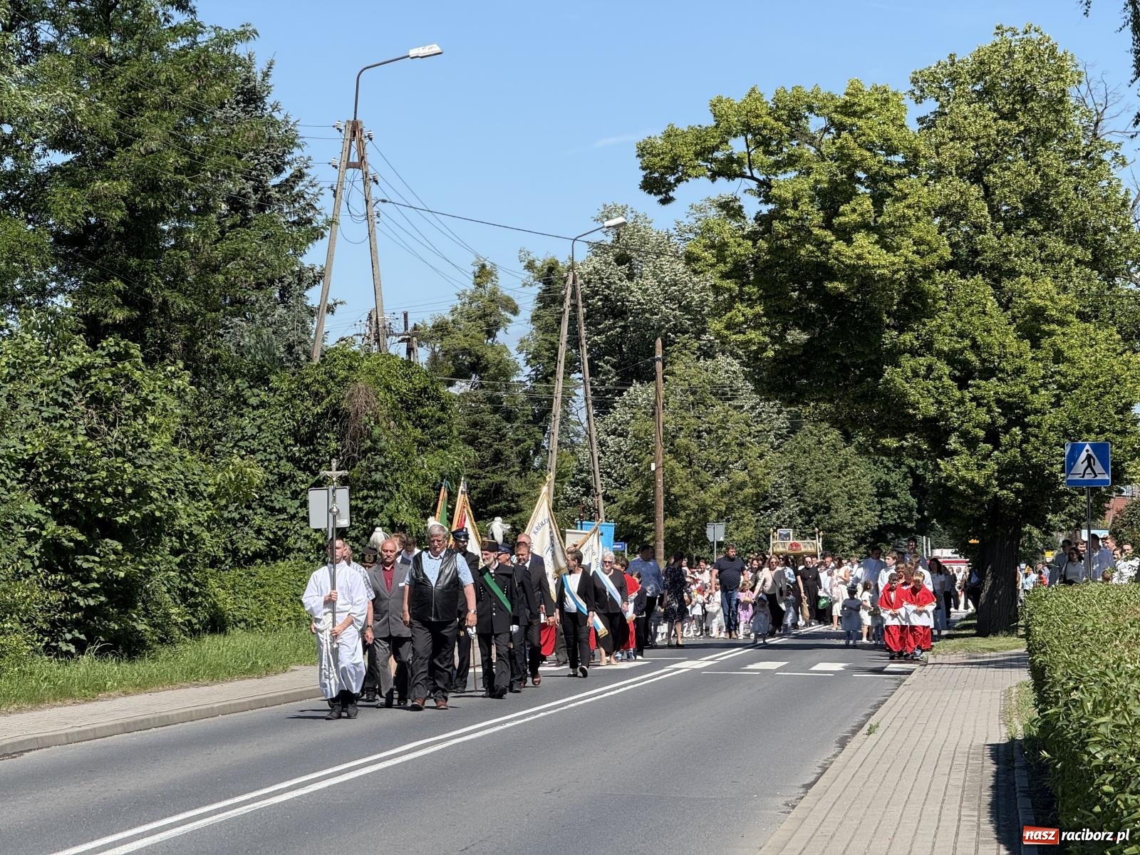 Zdjęcie w galerii na portalu naszraciborz.pl: Tłumy na procesji Bożego Ciała w Brzeziu. Na drodze Najświętszego Sakramentu prawdziwe dzieła sztuki wiadomości z regionu