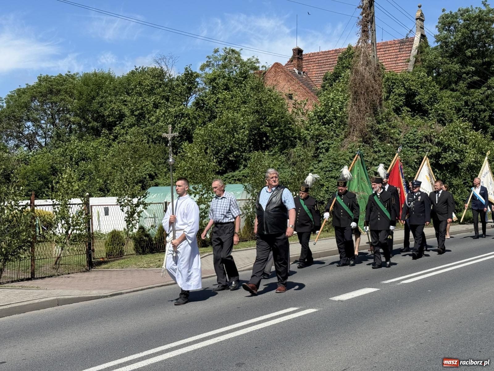 Zdjęcie w galerii na portalu naszraciborz.pl: Tłumy na procesji Bożego Ciała w Brzeziu. Na drodze Najświętszego Sakramentu prawdziwe dzieła sztuki wiadomości z regionu