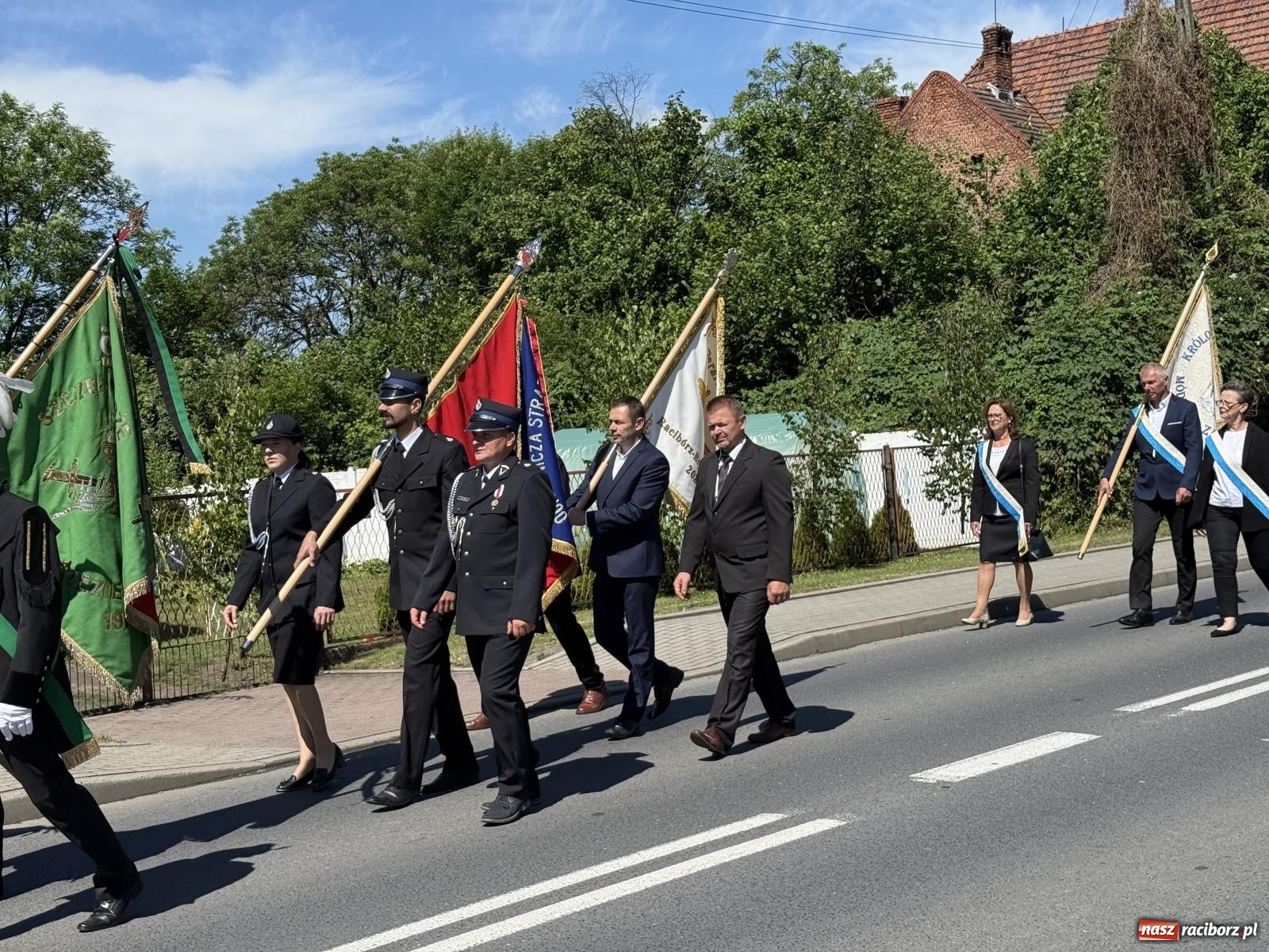 Zdjęcie w galerii na portalu naszraciborz.pl: Tłumy na procesji Bożego Ciała w Brzeziu. Na drodze Najświętszego Sakramentu prawdziwe dzieła sztuki wiadomości z regionu