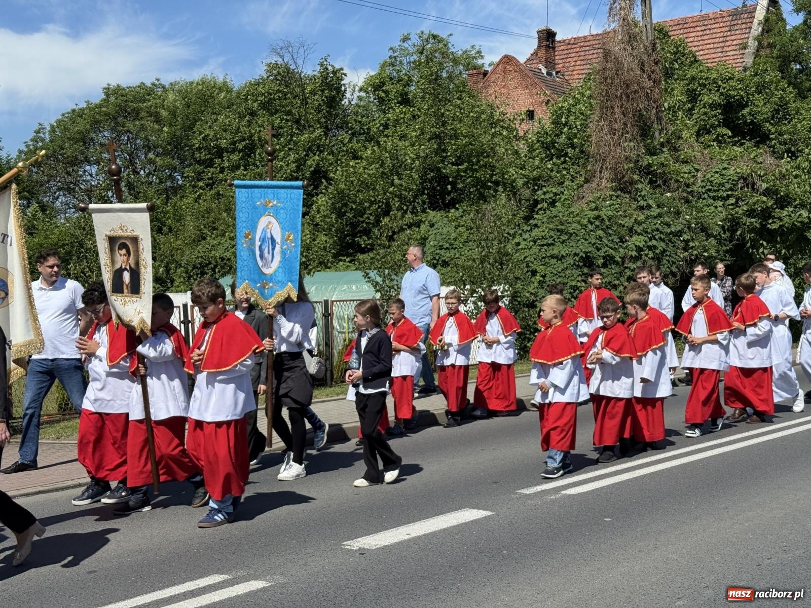 Zdjęcie w galerii na portalu naszraciborz.pl: Tłumy na procesji Bożego Ciała w Brzeziu. Na drodze Najświętszego Sakramentu prawdziwe dzieła sztuki wiadomości z regionu