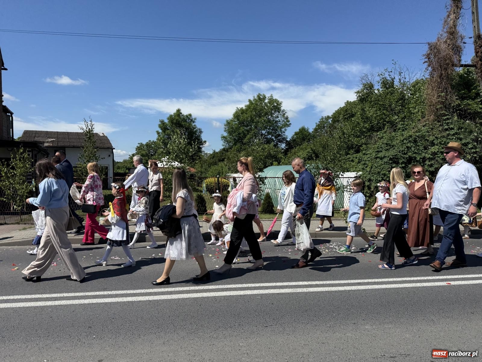Zdjęcie w galerii na portalu naszraciborz.pl: Tłumy na procesji Bożego Ciała w Brzeziu. Na drodze Najświętszego Sakramentu prawdziwe dzieła sztuki wiadomości z regionu