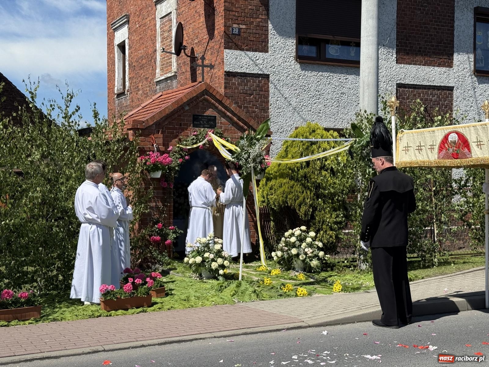 Zdjęcie w galerii na portalu naszraciborz.pl: Tłumy na procesji Bożego Ciała w Brzeziu. Na drodze Najświętszego Sakramentu prawdziwe dzieła sztuki wiadomości z regionu