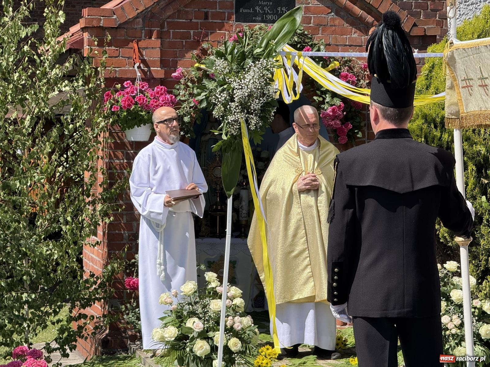Zdjęcie w galerii na portalu naszraciborz.pl: Tłumy na procesji Bożego Ciała w Brzeziu. Na drodze Najświętszego Sakramentu prawdziwe dzieła sztuki wiadomości z regionu