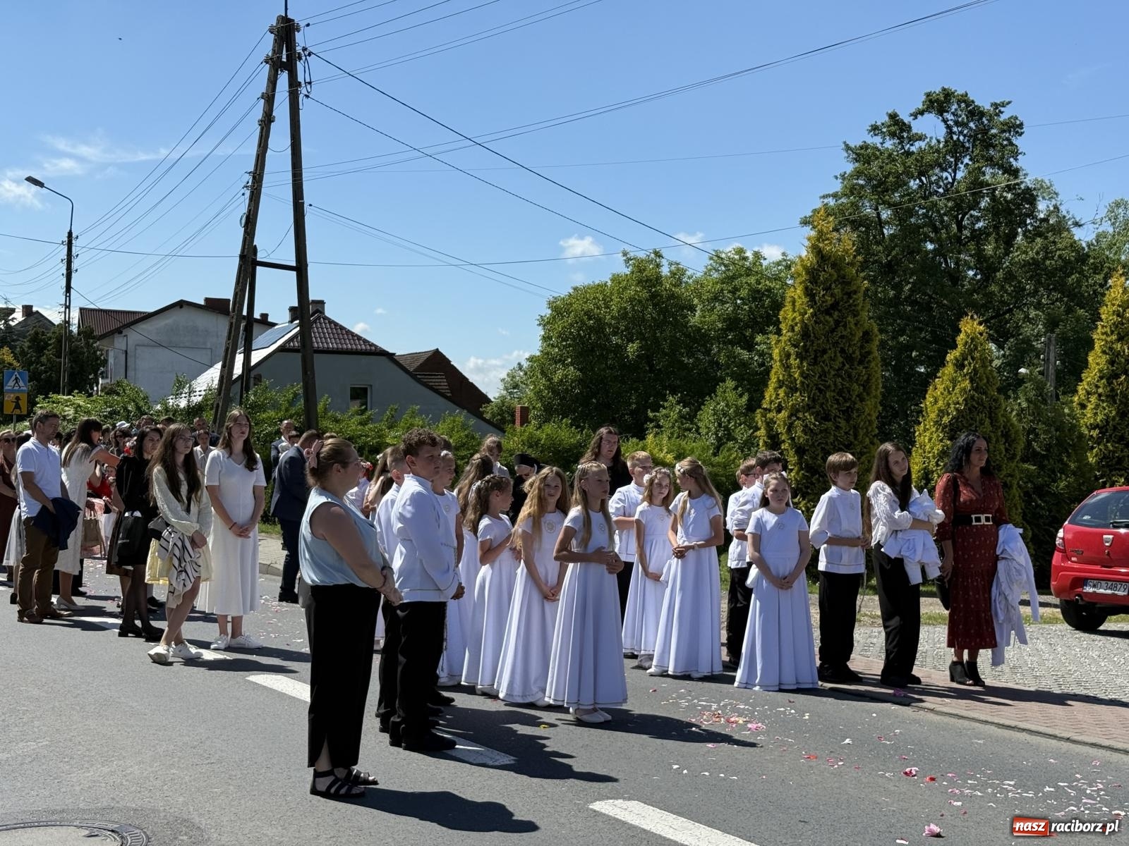 Zdjęcie w galerii na portalu naszraciborz.pl: Tłumy na procesji Bożego Ciała w Brzeziu. Na drodze Najświętszego Sakramentu prawdziwe dzieła sztuki wiadomości z regionu