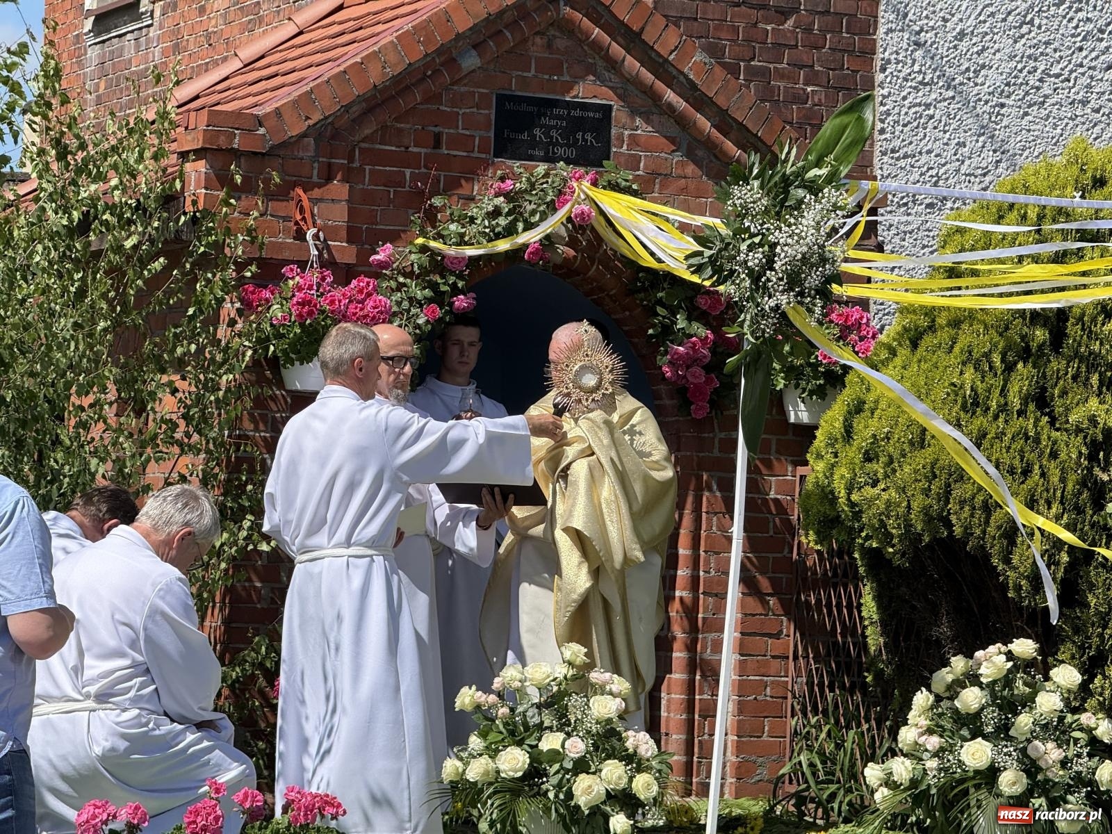 Zdjęcie w galerii na portalu naszraciborz.pl: Tłumy na procesji Bożego Ciała w Brzeziu. Na drodze Najświętszego Sakramentu prawdziwe dzieła sztuki wiadomości z regionu