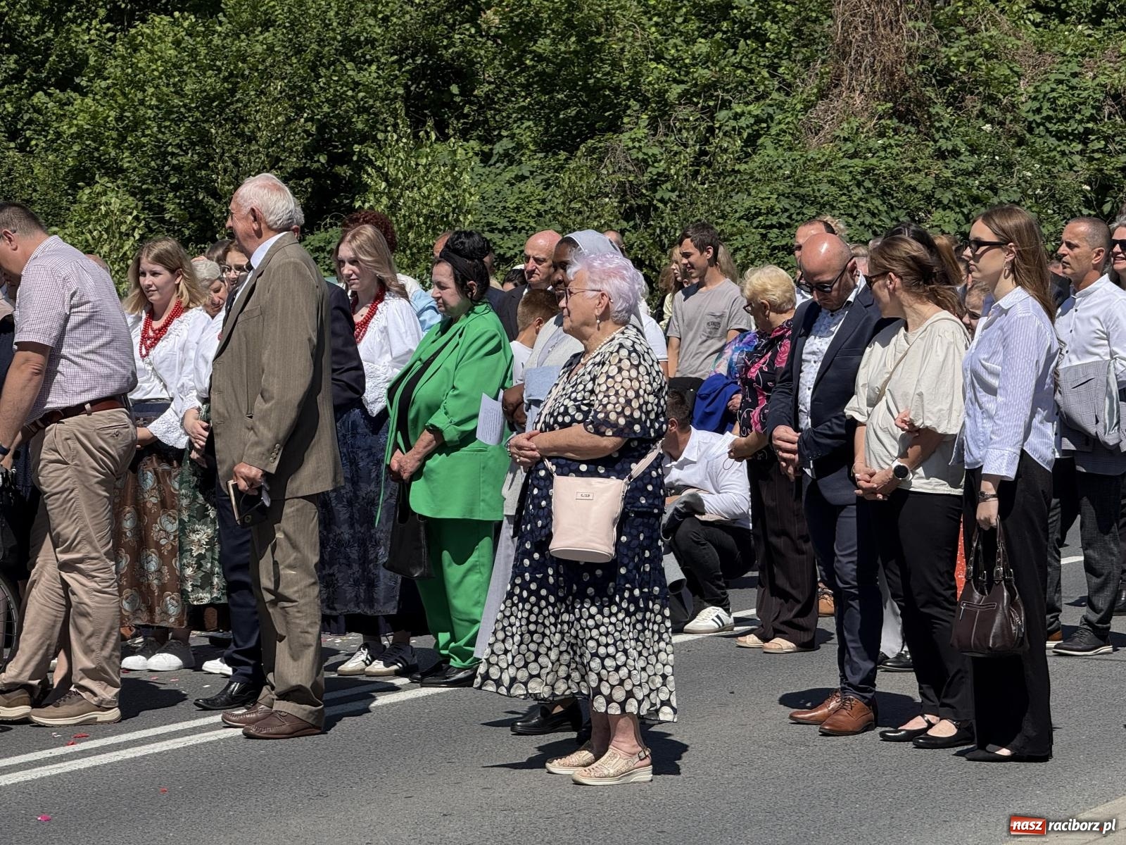 Zdjęcie w galerii na portalu naszraciborz.pl: Tłumy na procesji Bożego Ciała w Brzeziu. Na drodze Najświętszego Sakramentu prawdziwe dzieła sztuki wiadomości z regionu