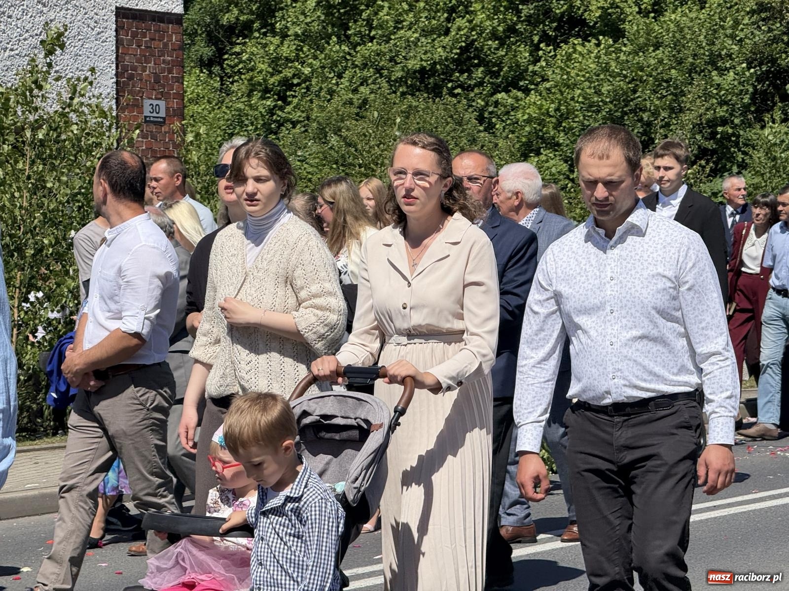 Zdjęcie w galerii na portalu naszraciborz.pl: Tłumy na procesji Bożego Ciała w Brzeziu. Na drodze Najświętszego Sakramentu prawdziwe dzieła sztuki wiadomości z regionu