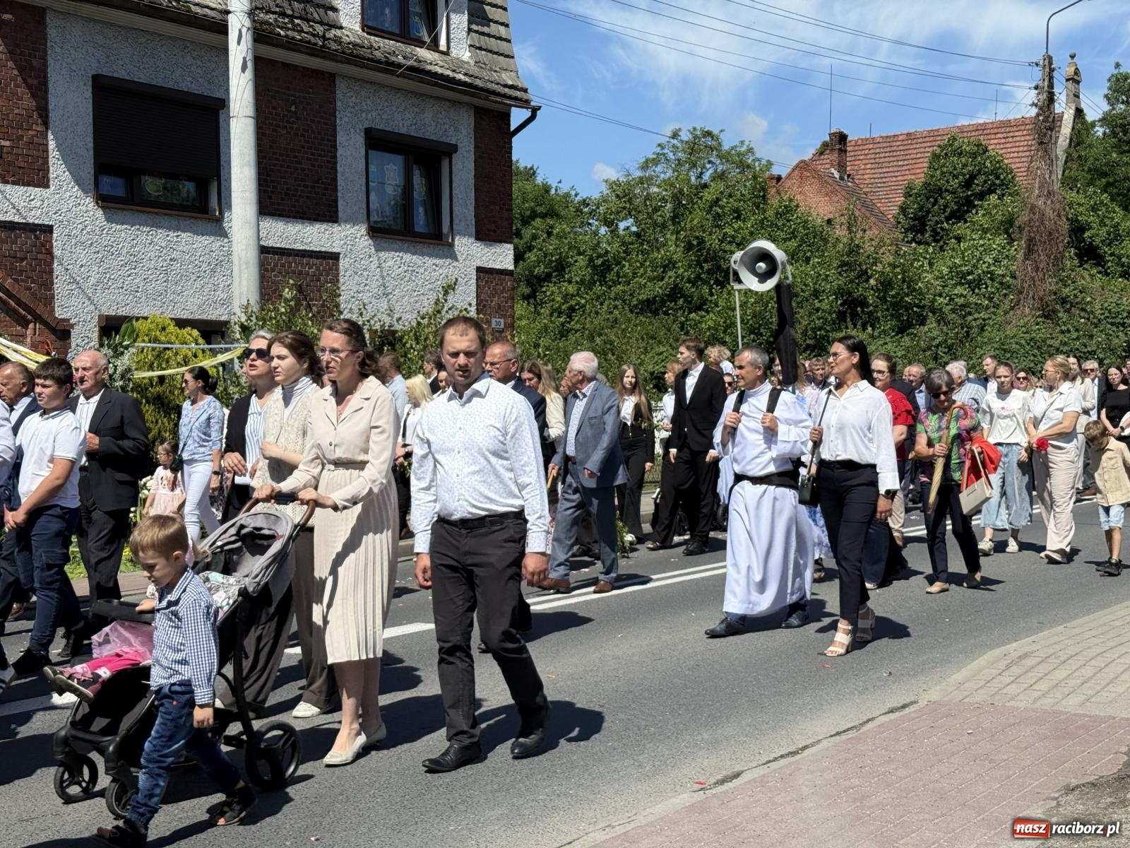 Zdjęcie w galerii na portalu naszraciborz.pl: Tłumy na procesji Bożego Ciała w Brzeziu. Na drodze Najświętszego Sakramentu prawdziwe dzieła sztuki wiadomości z regionu