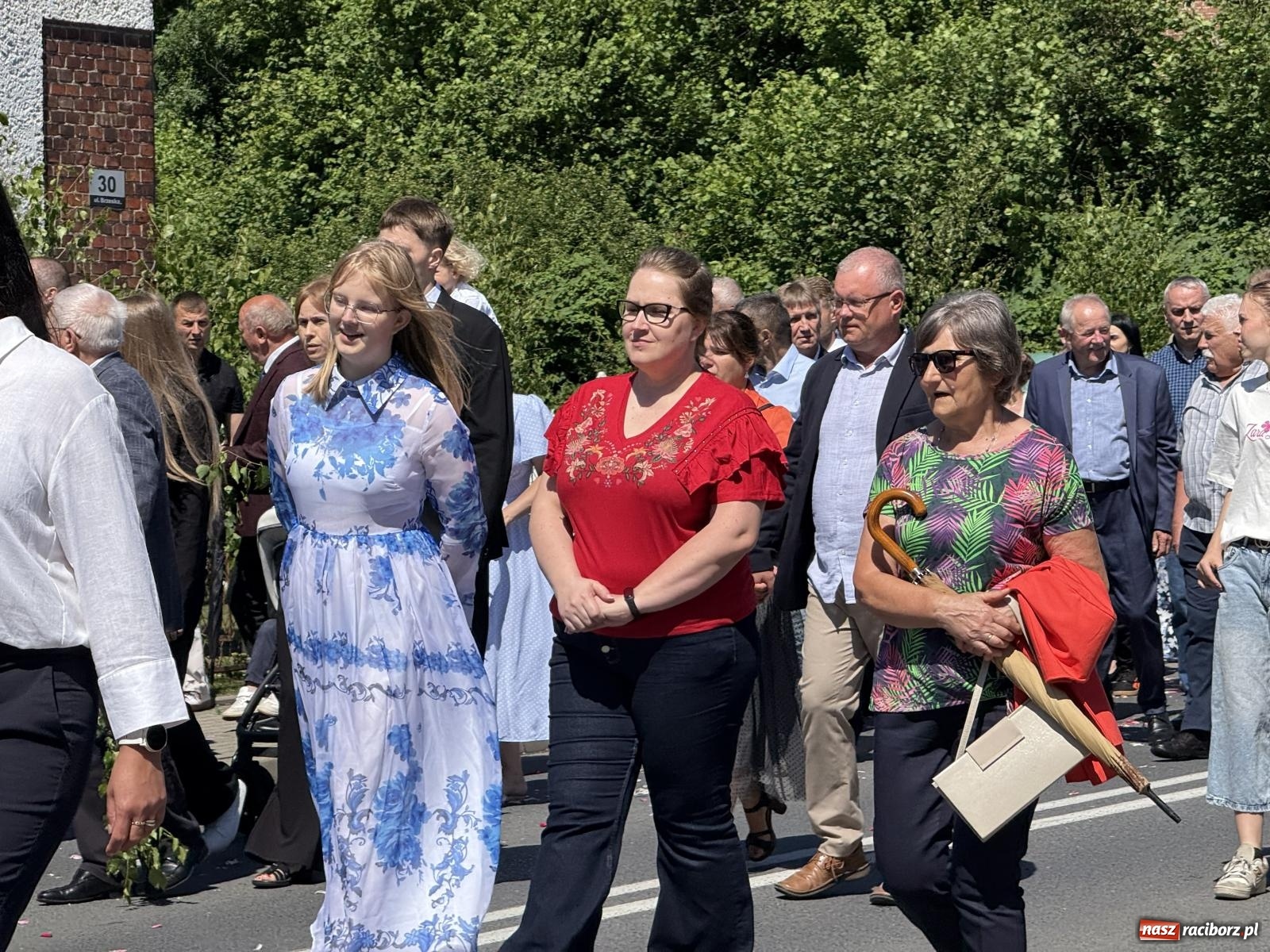 Zdjęcie w galerii na portalu naszraciborz.pl: Tłumy na procesji Bożego Ciała w Brzeziu. Na drodze Najświętszego Sakramentu prawdziwe dzieła sztuki wiadomości z regionu