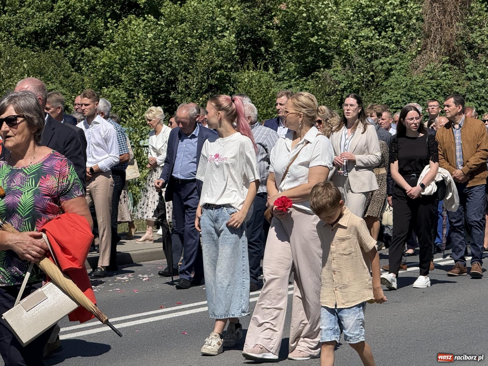 Zdjęcie w galerii na portalu naszraciborz.pl: Tłumy na procesji Bożego Ciała w Brzeziu. Na drodze Najświętszego Sakramentu prawdziwe dzieła sztuki wiadomości z regionu