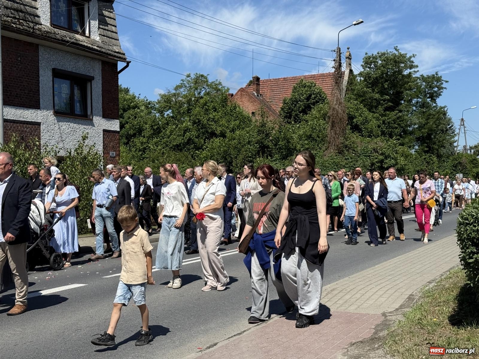 Zdjęcie w galerii na portalu naszraciborz.pl: Tłumy na procesji Bożego Ciała w Brzeziu. Na drodze Najświętszego Sakramentu prawdziwe dzieła sztuki wiadomości z regionu