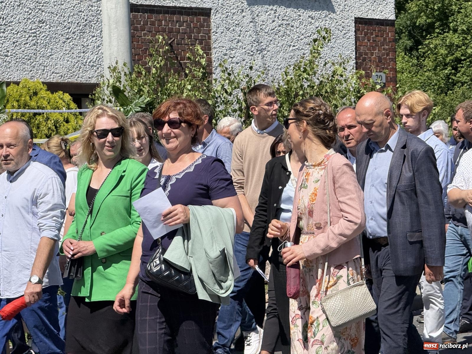 Zdjęcie w galerii na portalu naszraciborz.pl: Tłumy na procesji Bożego Ciała w Brzeziu. Na drodze Najświętszego Sakramentu prawdziwe dzieła sztuki wiadomości z regionu