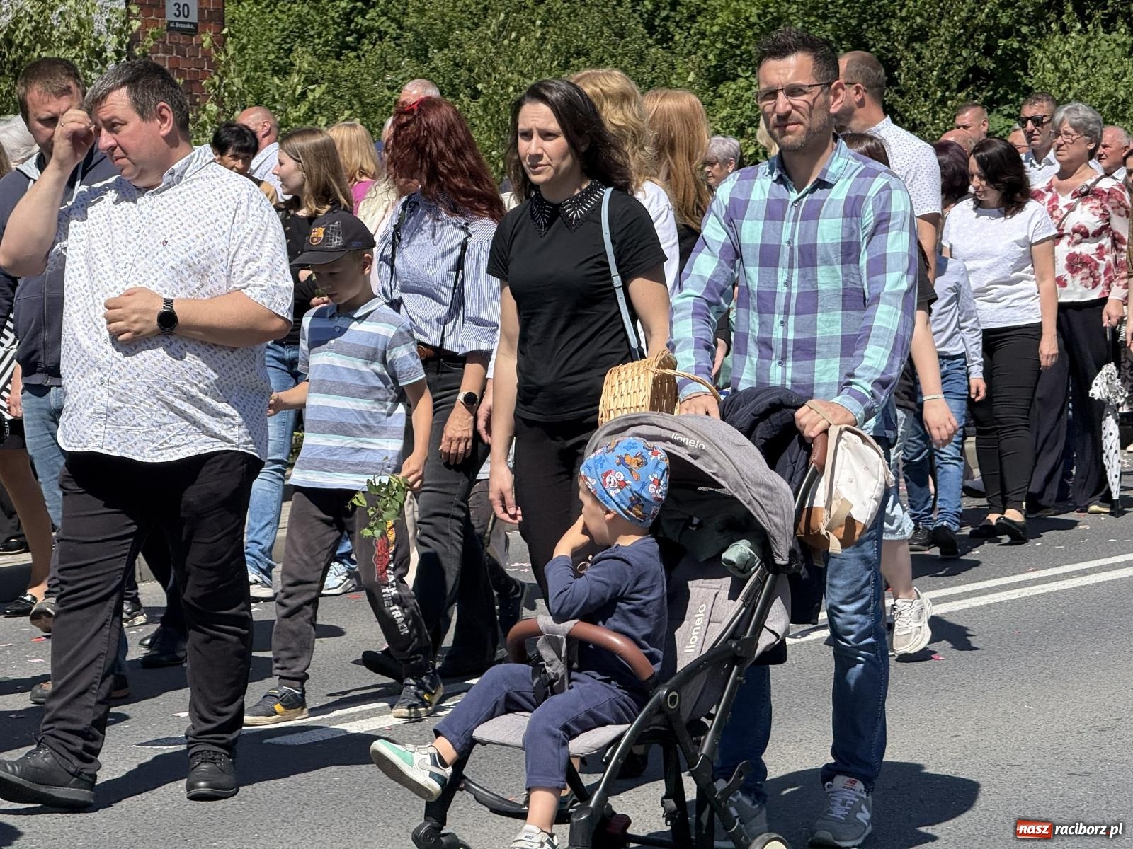 Zdjęcie w galerii na portalu naszraciborz.pl: Tłumy na procesji Bożego Ciała w Brzeziu. Na drodze Najświętszego Sakramentu prawdziwe dzieła sztuki wiadomości z regionu