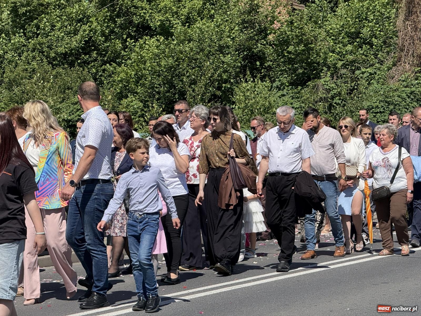 Zdjęcie w galerii na portalu naszraciborz.pl: Tłumy na procesji Bożego Ciała w Brzeziu. Na drodze Najświętszego Sakramentu prawdziwe dzieła sztuki wiadomości z regionu