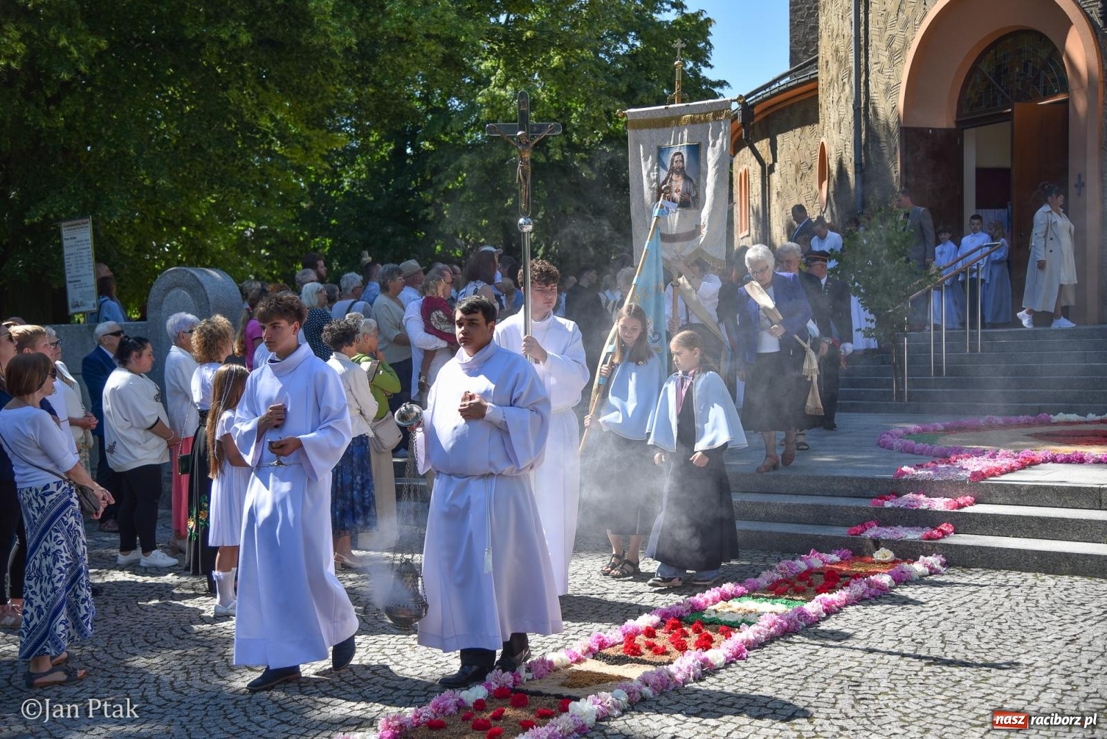 Zdjęcie w galerii na portalu naszraciborz.pl: Boże Ciało w największej raciborskiej parafii - fotorelacja z NSPJ wiadomości z regionu