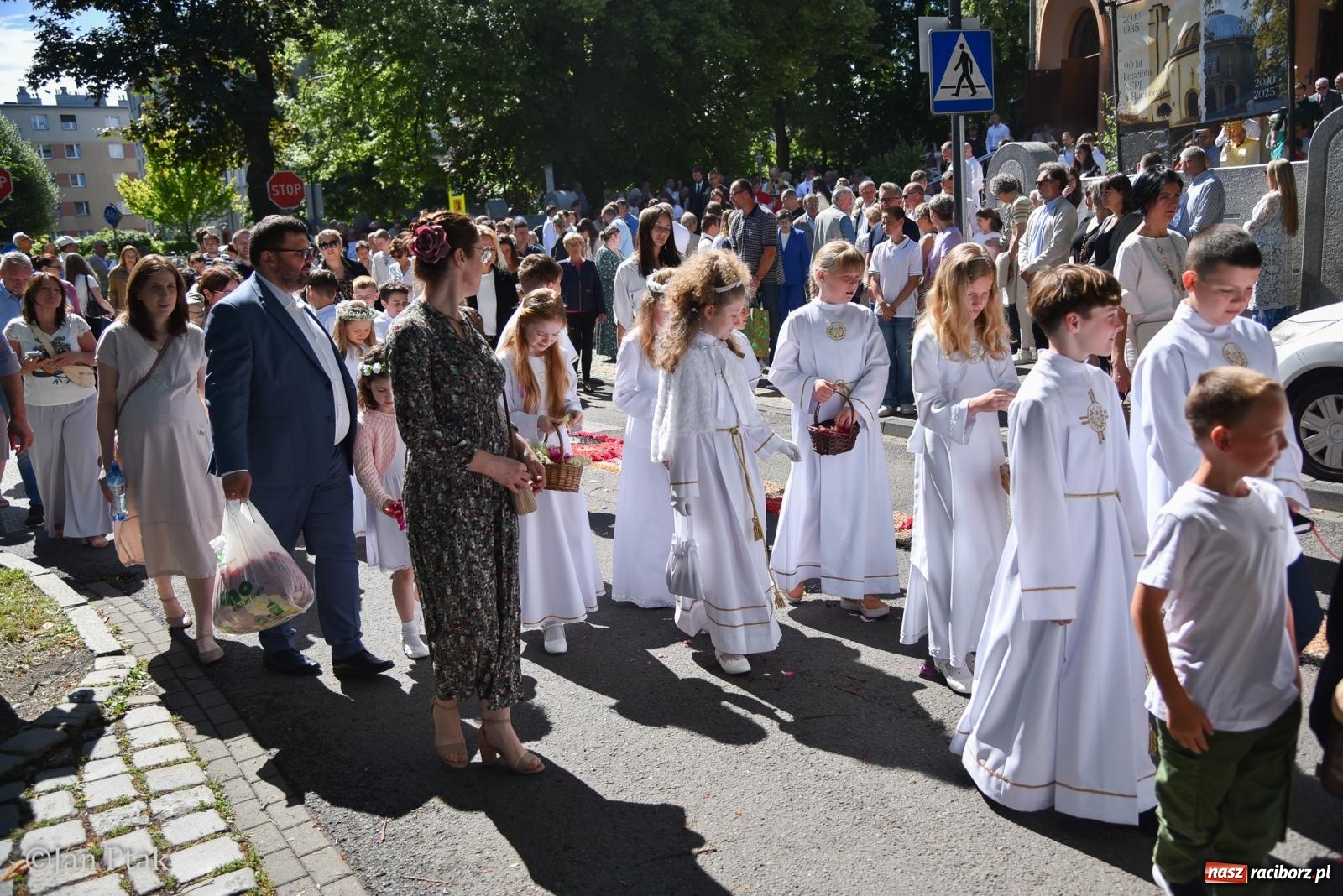 Zdjęcie w galerii na portalu naszraciborz.pl: Boże Ciało w największej raciborskiej parafii - fotorelacja z NSPJ wiadomości z regionu