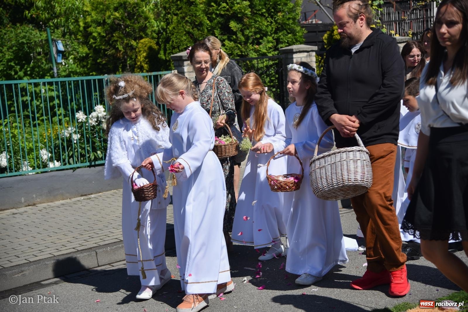 Zdjęcie w galerii na portalu naszraciborz.pl: Boże Ciało w największej raciborskiej parafii - fotorelacja z NSPJ wiadomości z regionu
