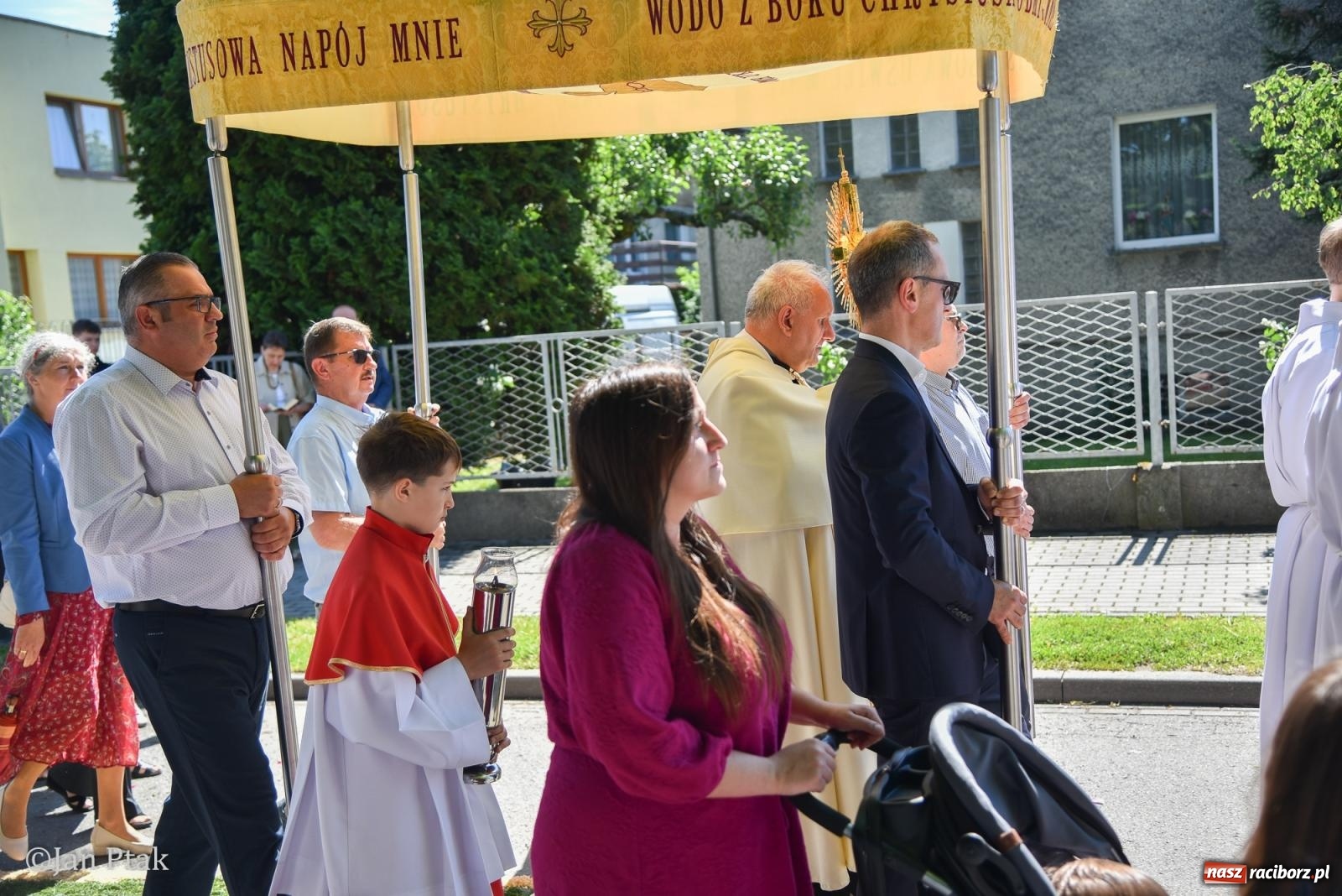Zdjęcie w galerii na portalu naszraciborz.pl: Boże Ciało w największej raciborskiej parafii - fotorelacja z NSPJ wiadomości z regionu