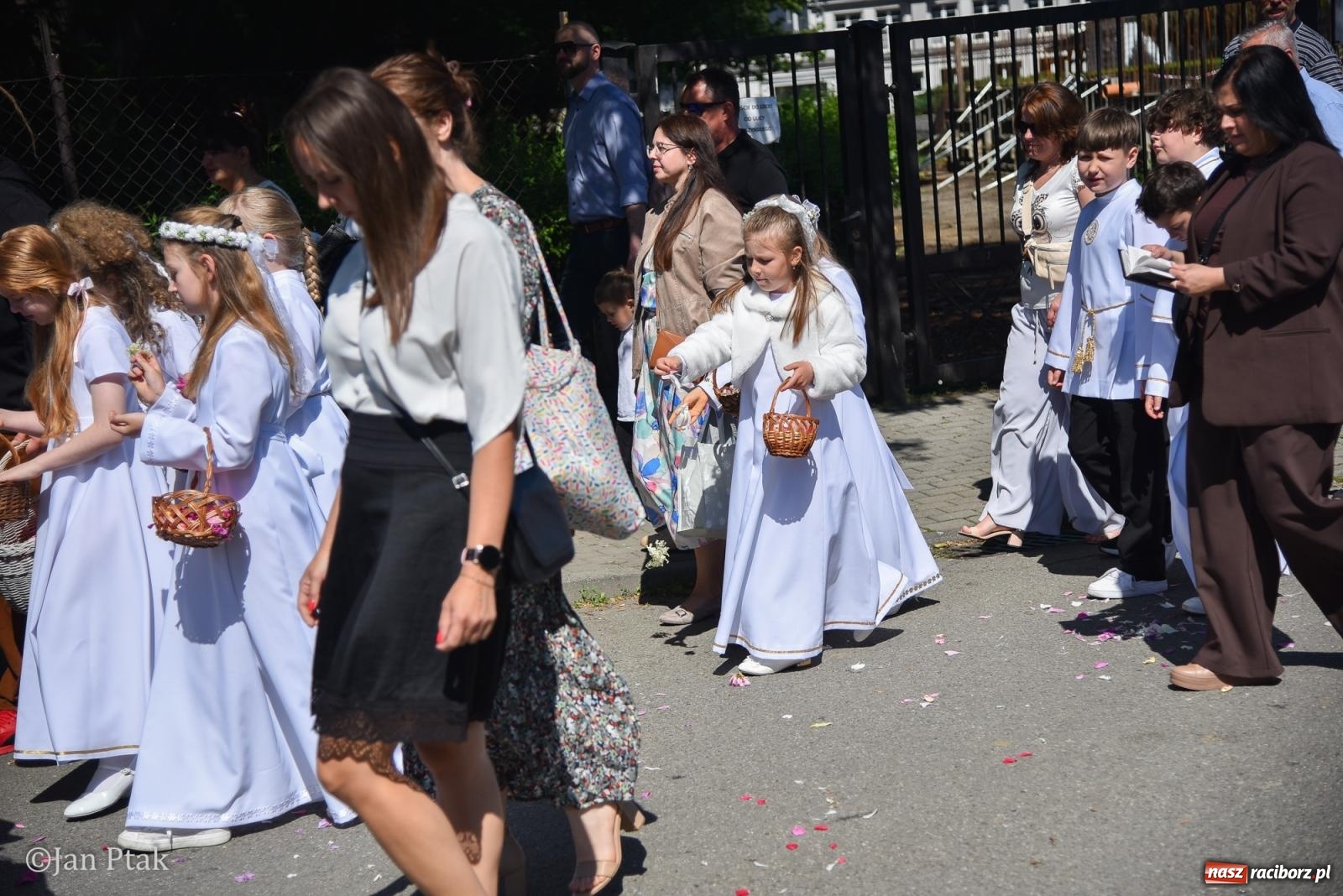 Zdjęcie w galerii na portalu naszraciborz.pl: Boże Ciało w największej raciborskiej parafii - fotorelacja z NSPJ wiadomości z regionu