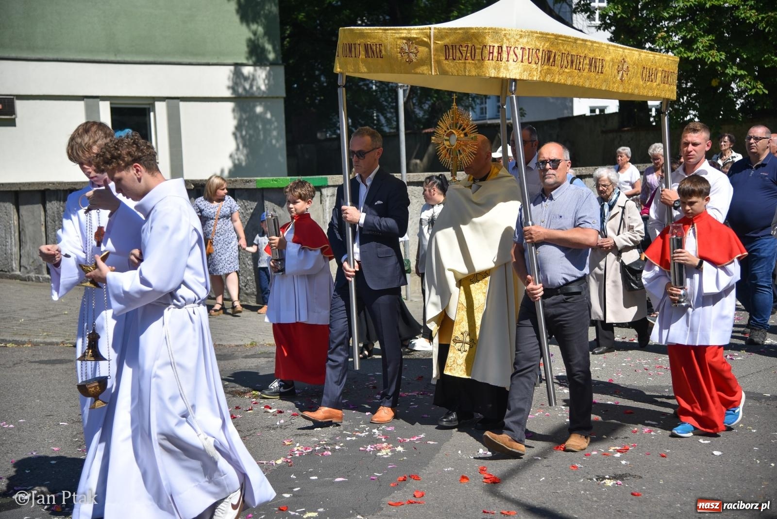 Zdjęcie w galerii na portalu naszraciborz.pl: Boże Ciało w największej raciborskiej parafii - fotorelacja z NSPJ wiadomości z regionu